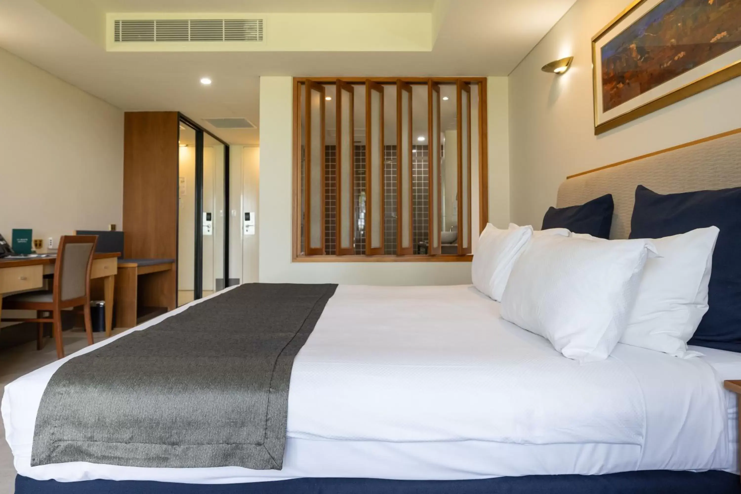 Bedroom, Bed in Mindil Beach Casino Resort