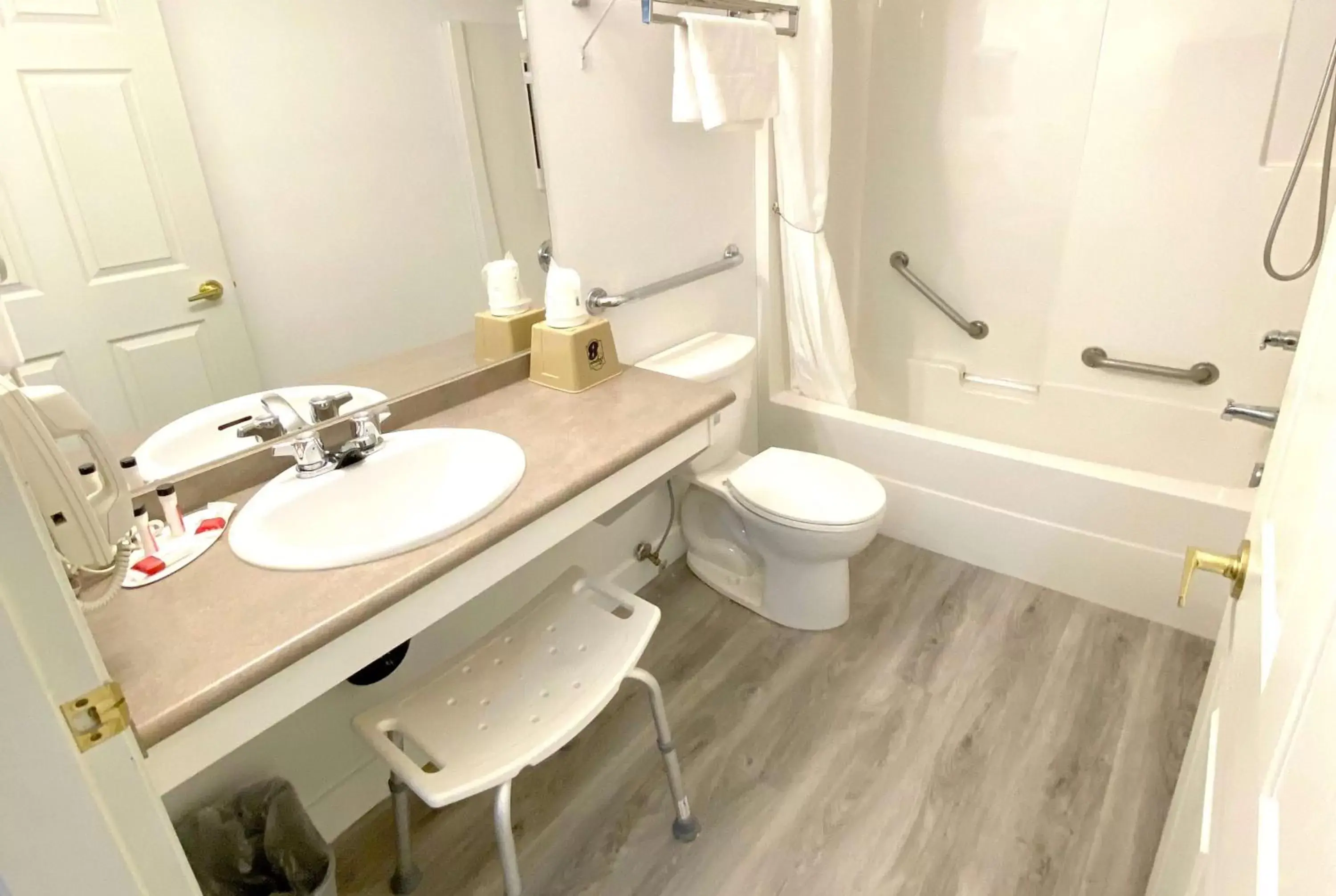 TV and multimedia in Super 8 by Wyndham Sicamous TV and multimedia in Super 8 by Wyndham Sicamous