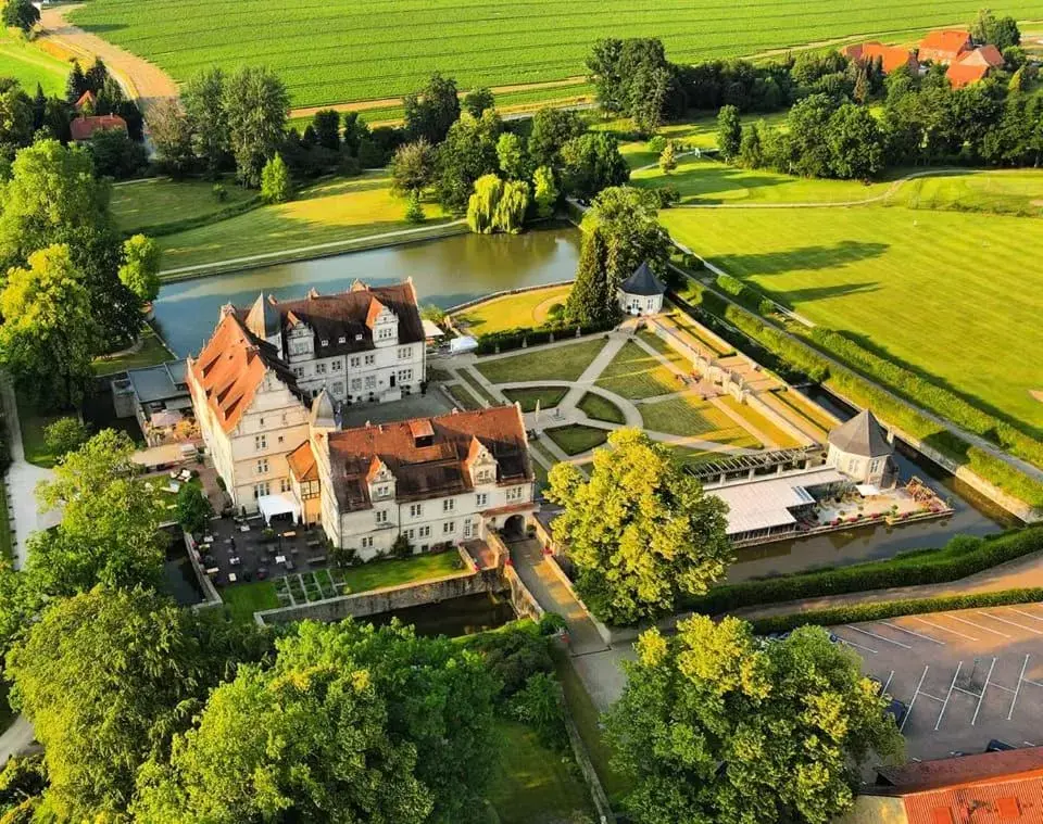 Property building, Bird's-eye View in Schlosshotel Münchhausen