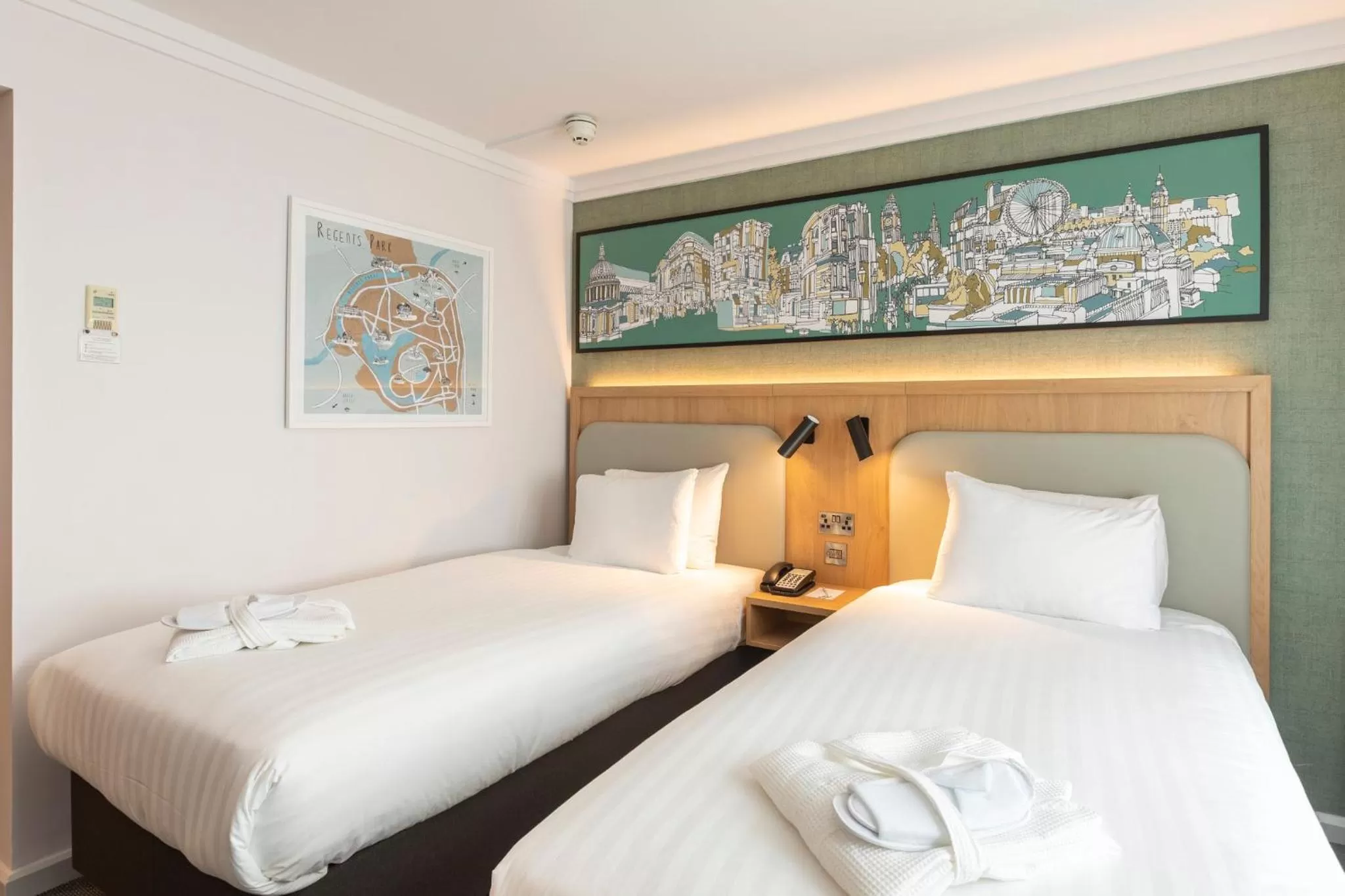 Photo of the whole room, Bed in Holiday Inn London - Regent's Park by IHG