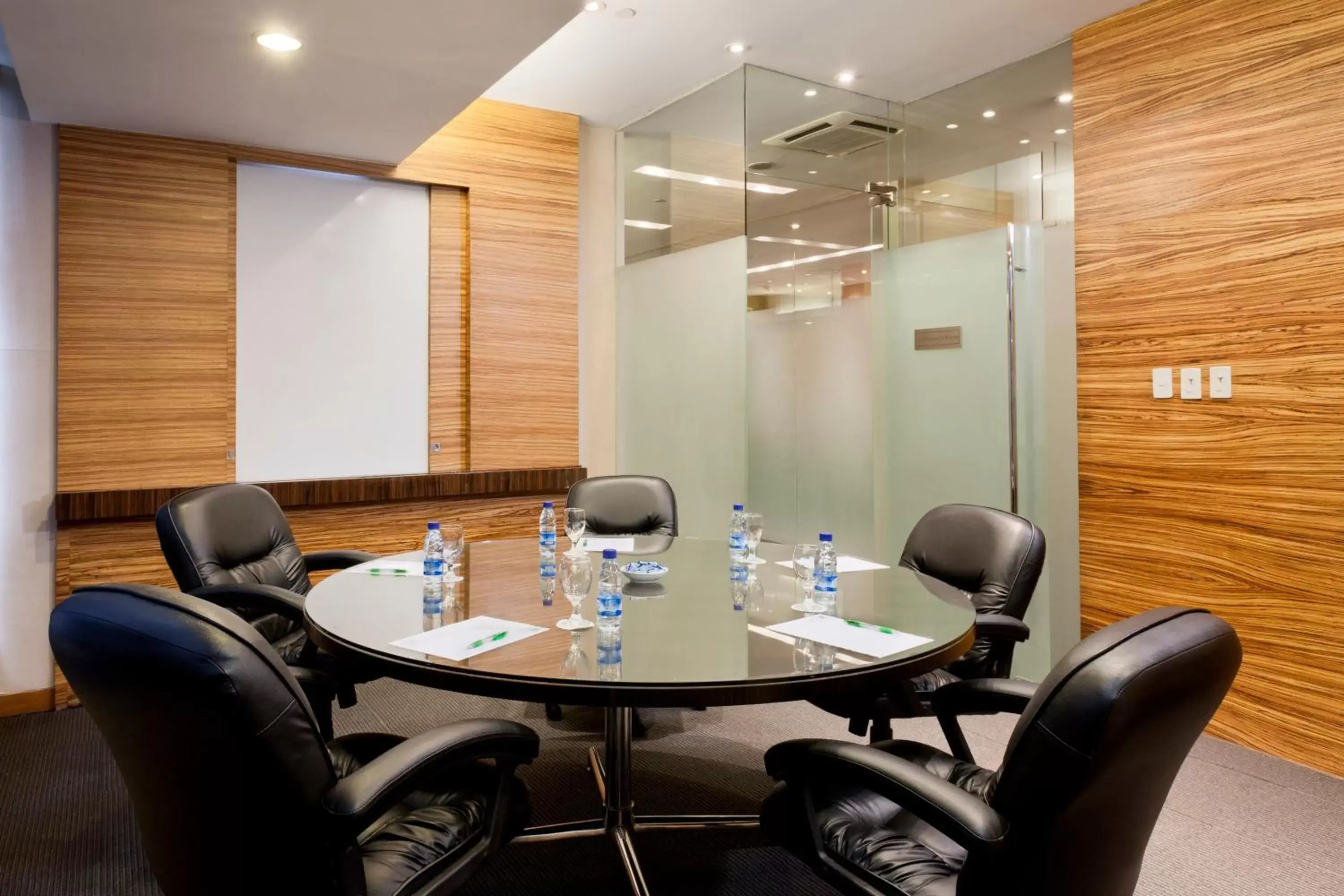 Meeting/conference room in Crowne Plaza Manila Galleria, an IHG Hotel