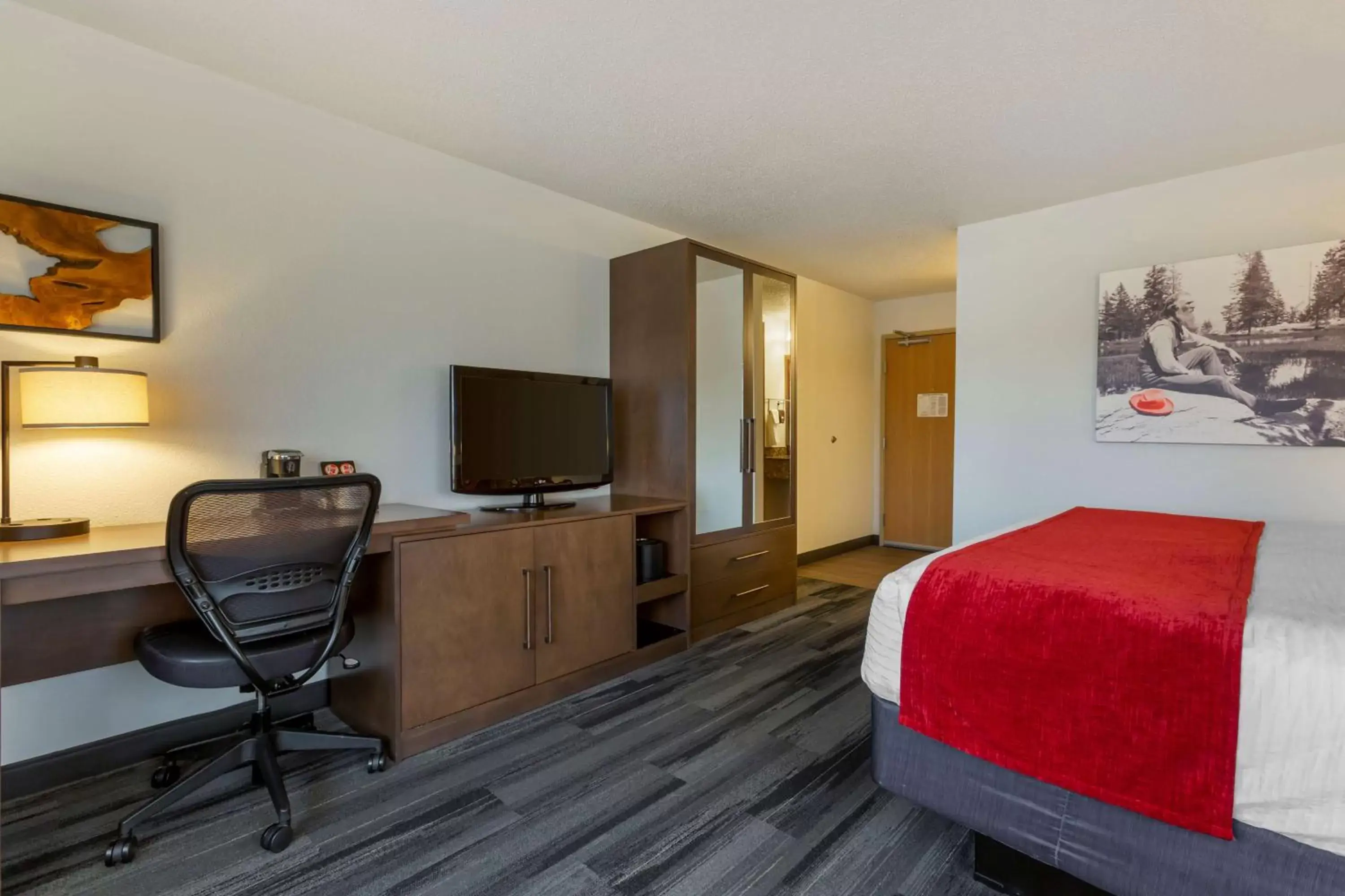 Bedroom, TV/Entertainment Center in Best Western Plus McCall Lodge and Suites