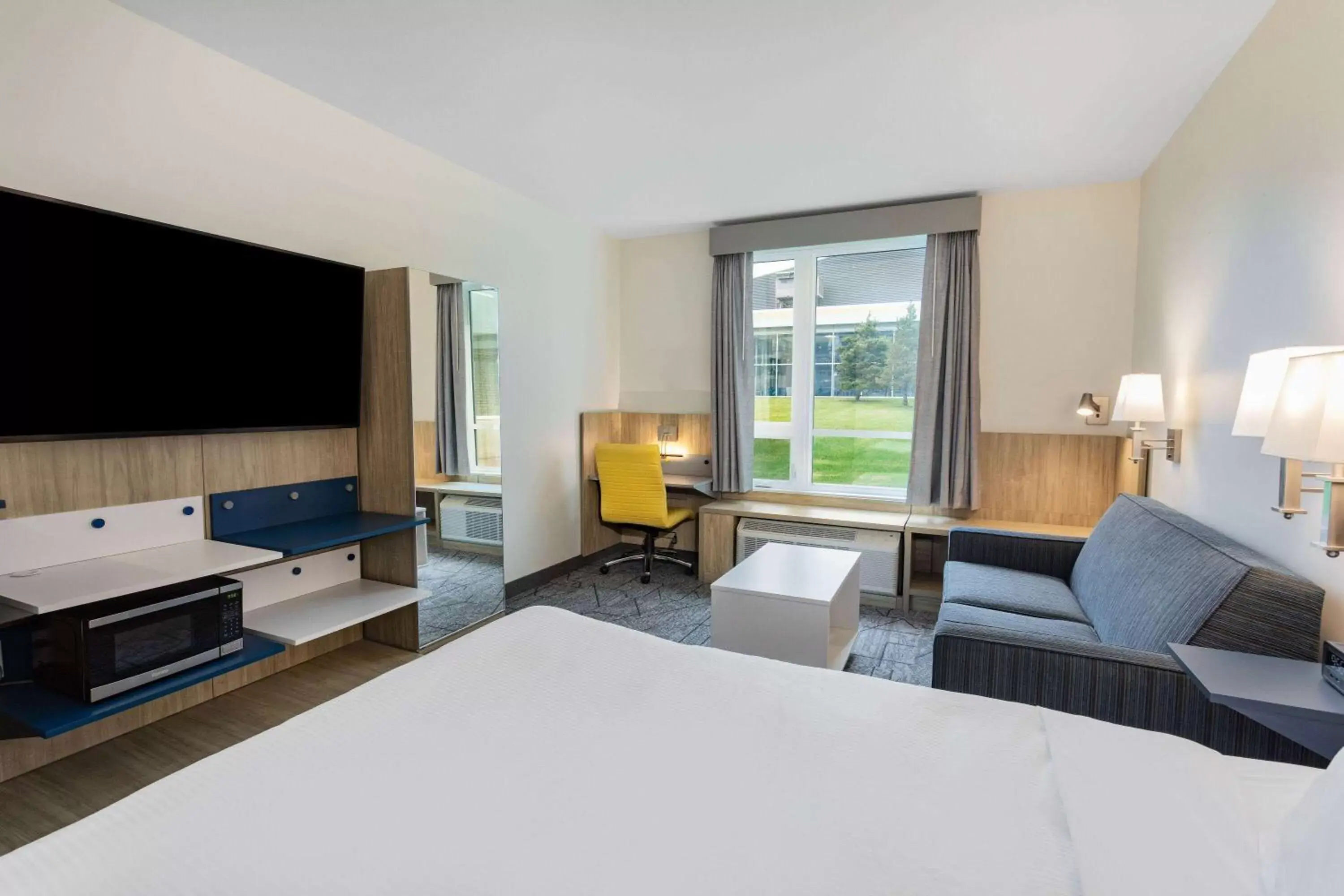 Bed, TV/Entertainment Center in Microtel Inn & Suites by Wyndham Summerside