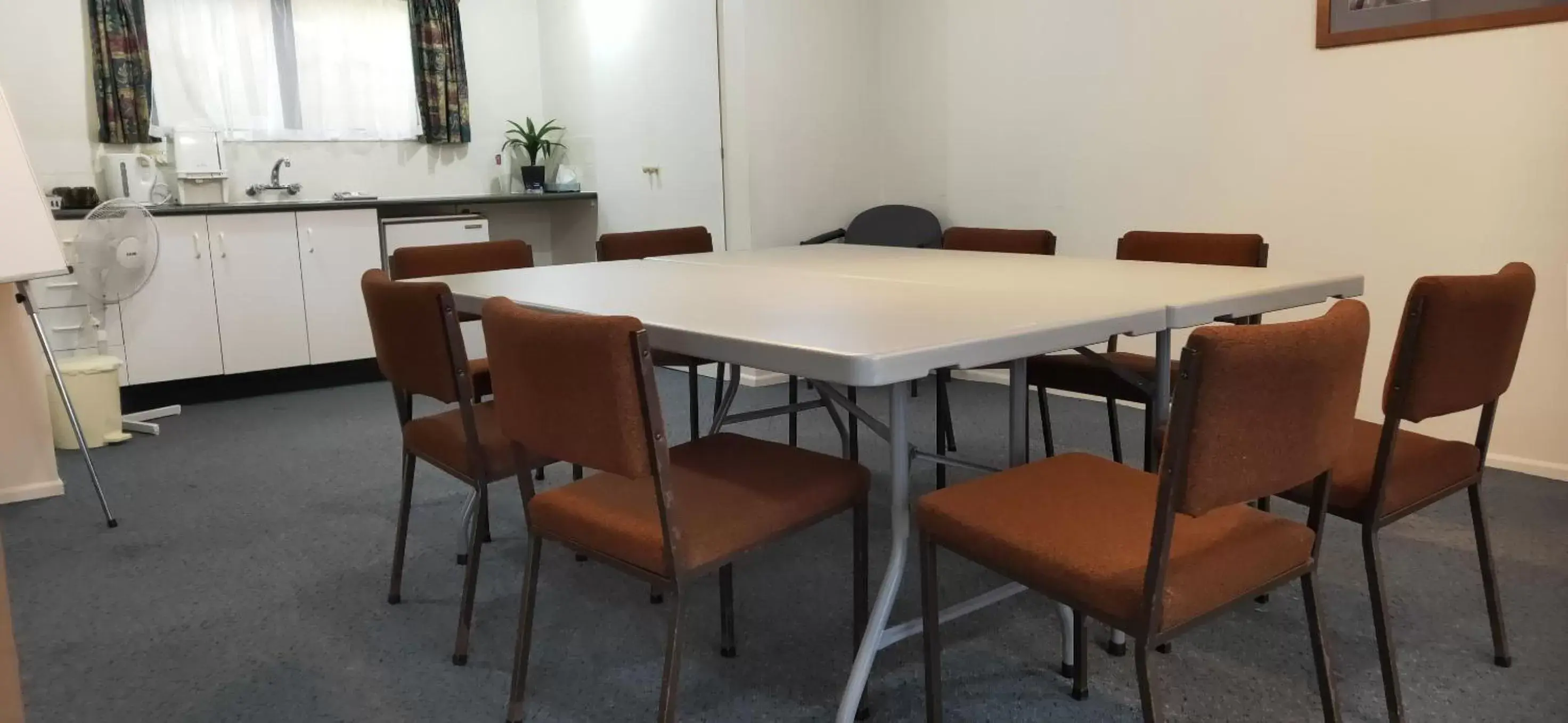 Meeting/conference room, Dining Area in Cypress Court Motel