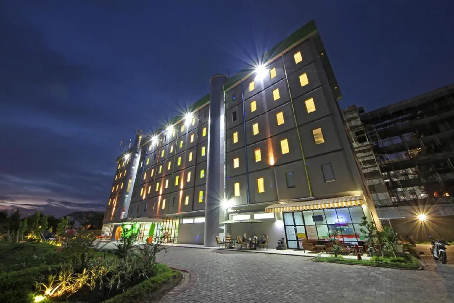 Property Building in Pop! Hotel Airport Jakarta