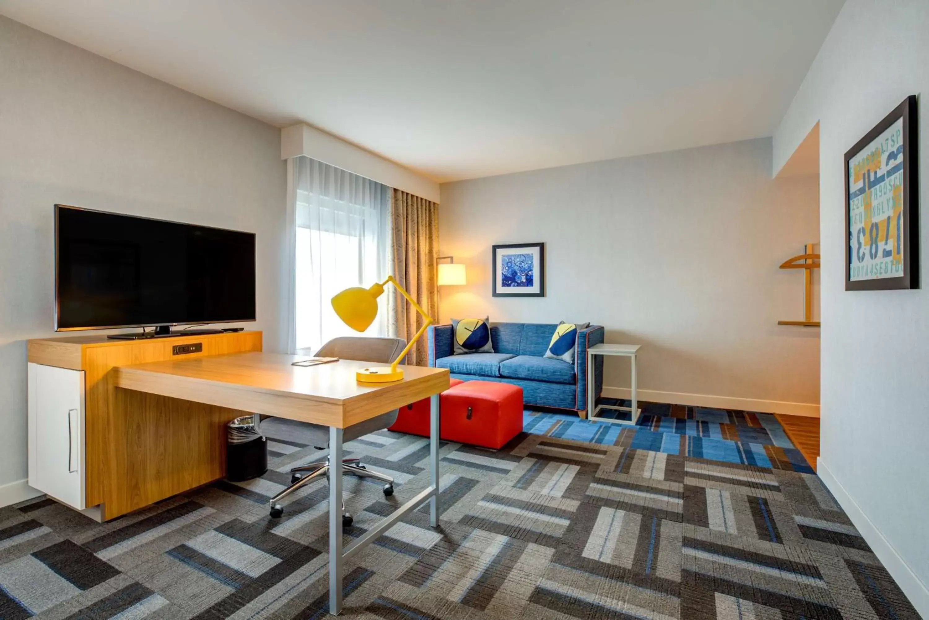 Living room, TV/Entertainment Center in Hampton Inn & Suites Boston/Waltham