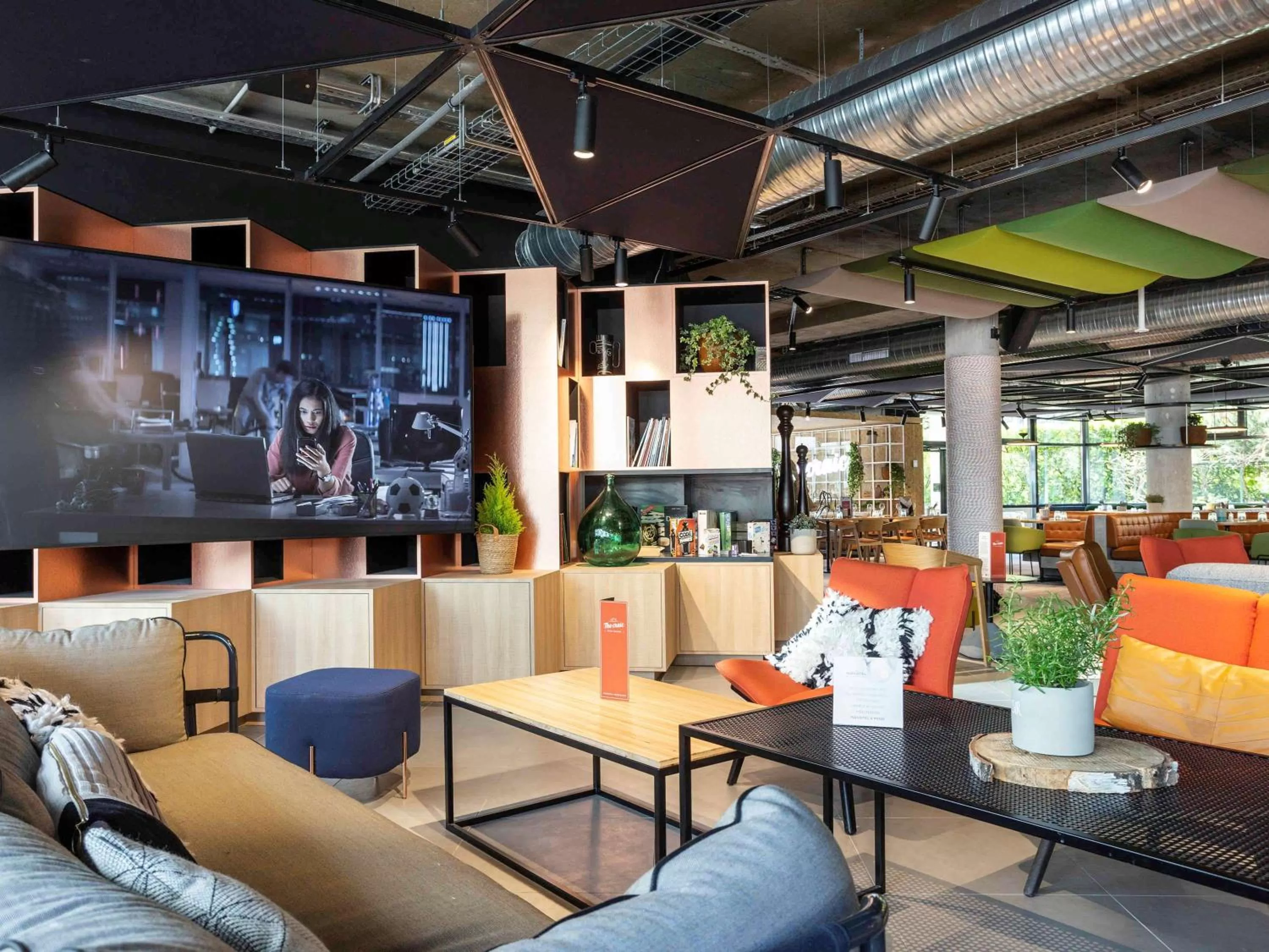 Lounge or bar in Novotel Annecy Centre