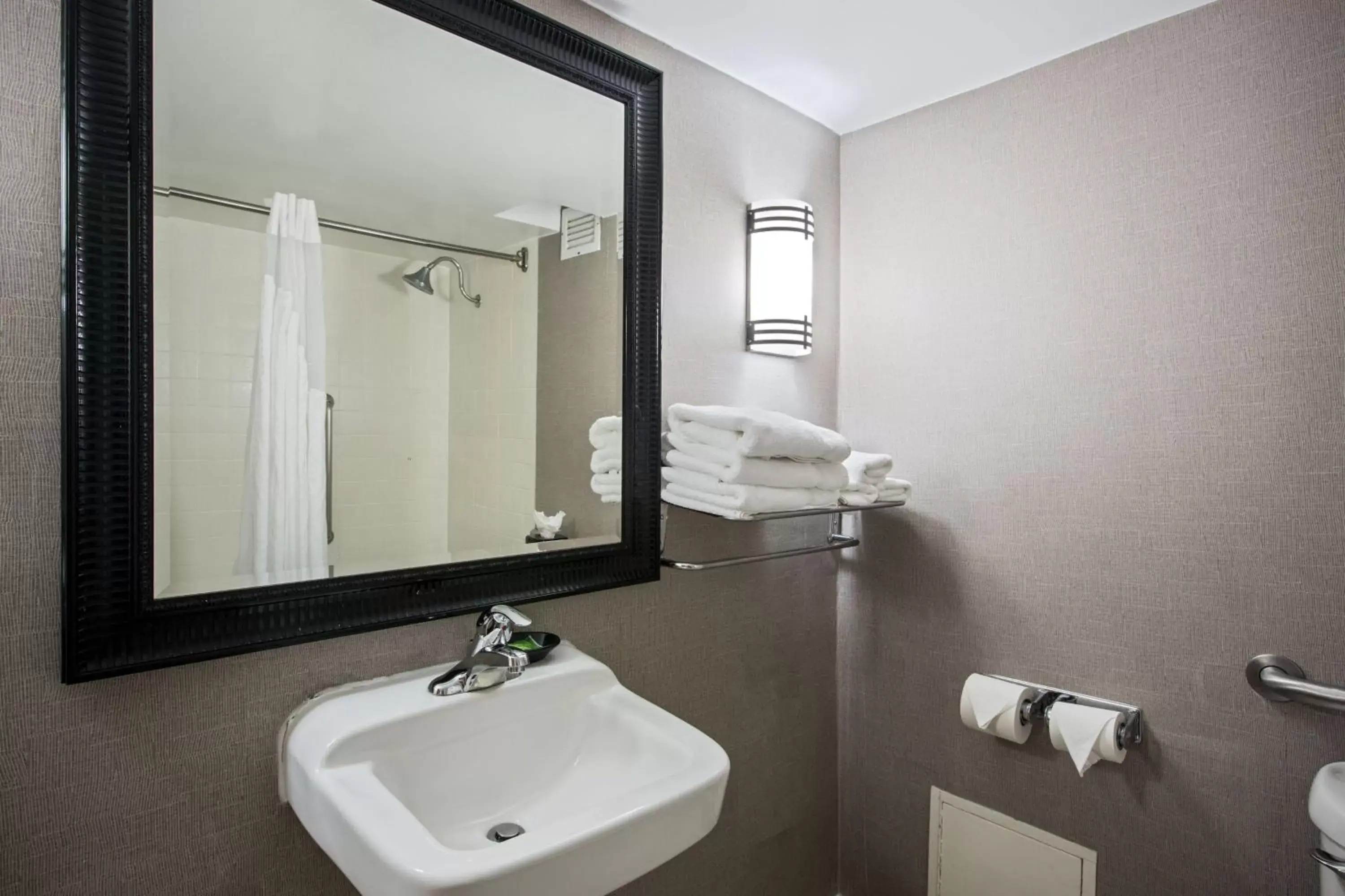 Photo of the whole room, Bathroom in Holiday Inn Express Schaumburg-Rolling Meadows, an IHG Hotel