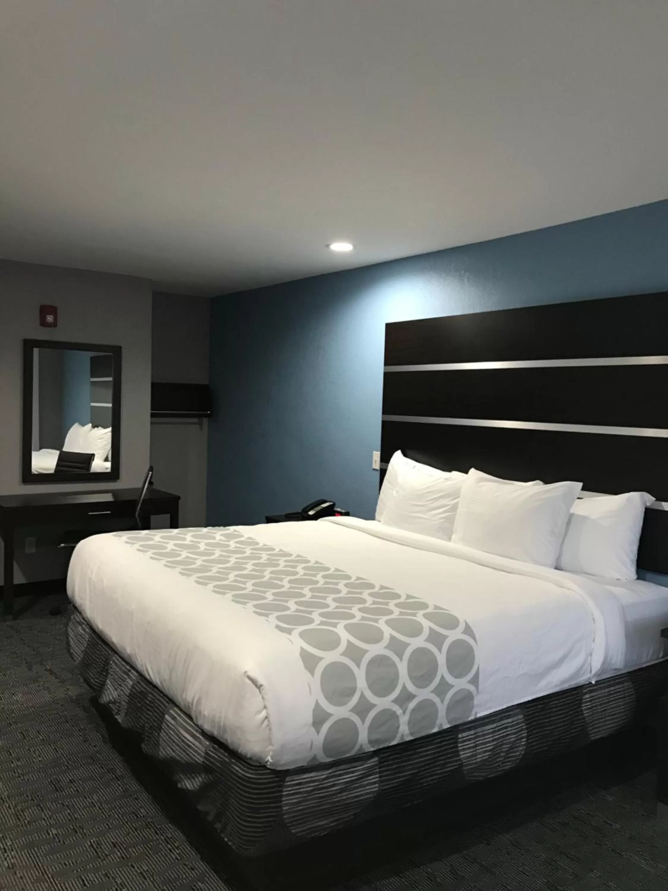 Bedroom, Bed in Rodeway Inn Calhoun South