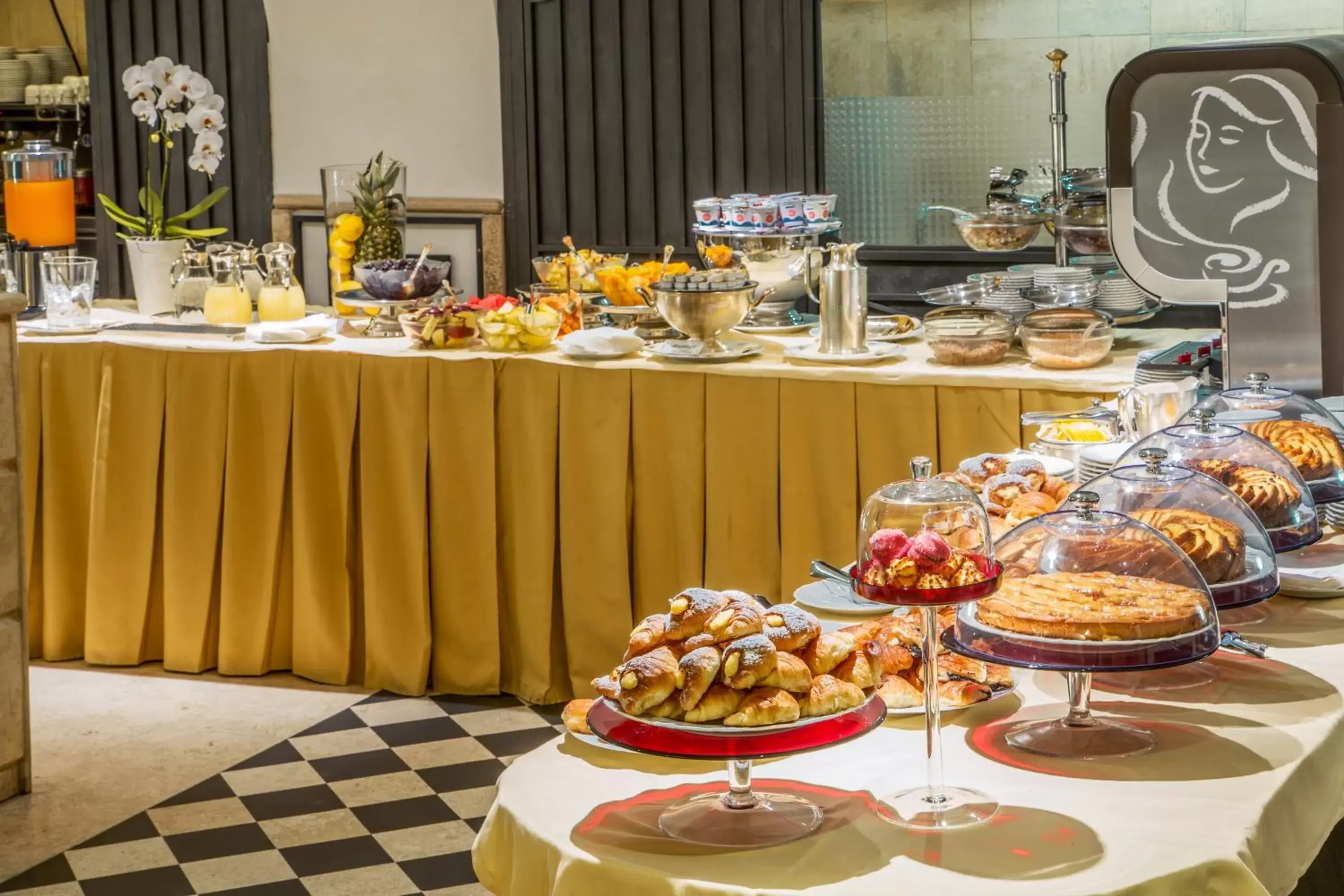 Buffet breakfast, Food in Hotel Savoy