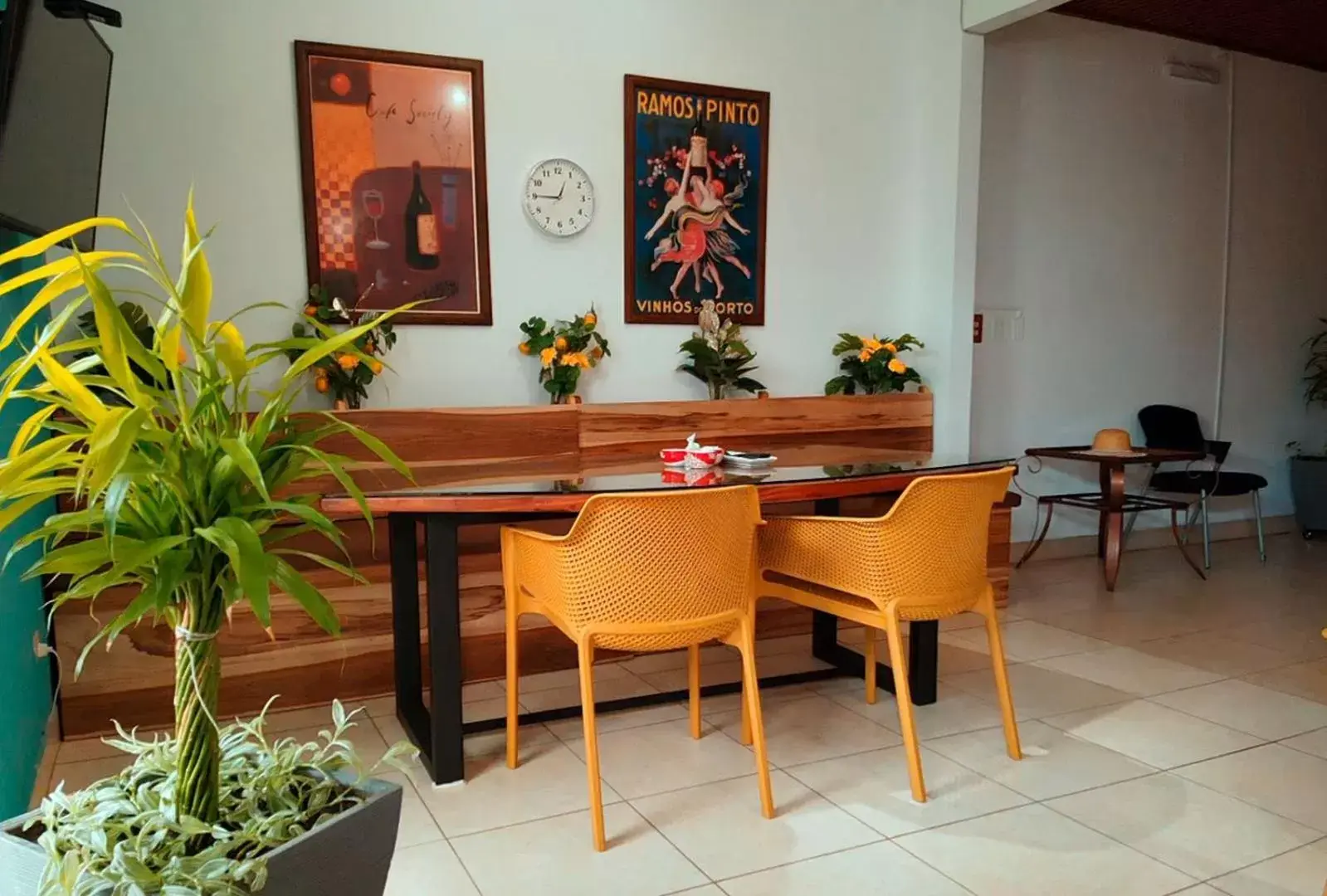 Dining Area in Trebol Amarillo Bed & Breakfast