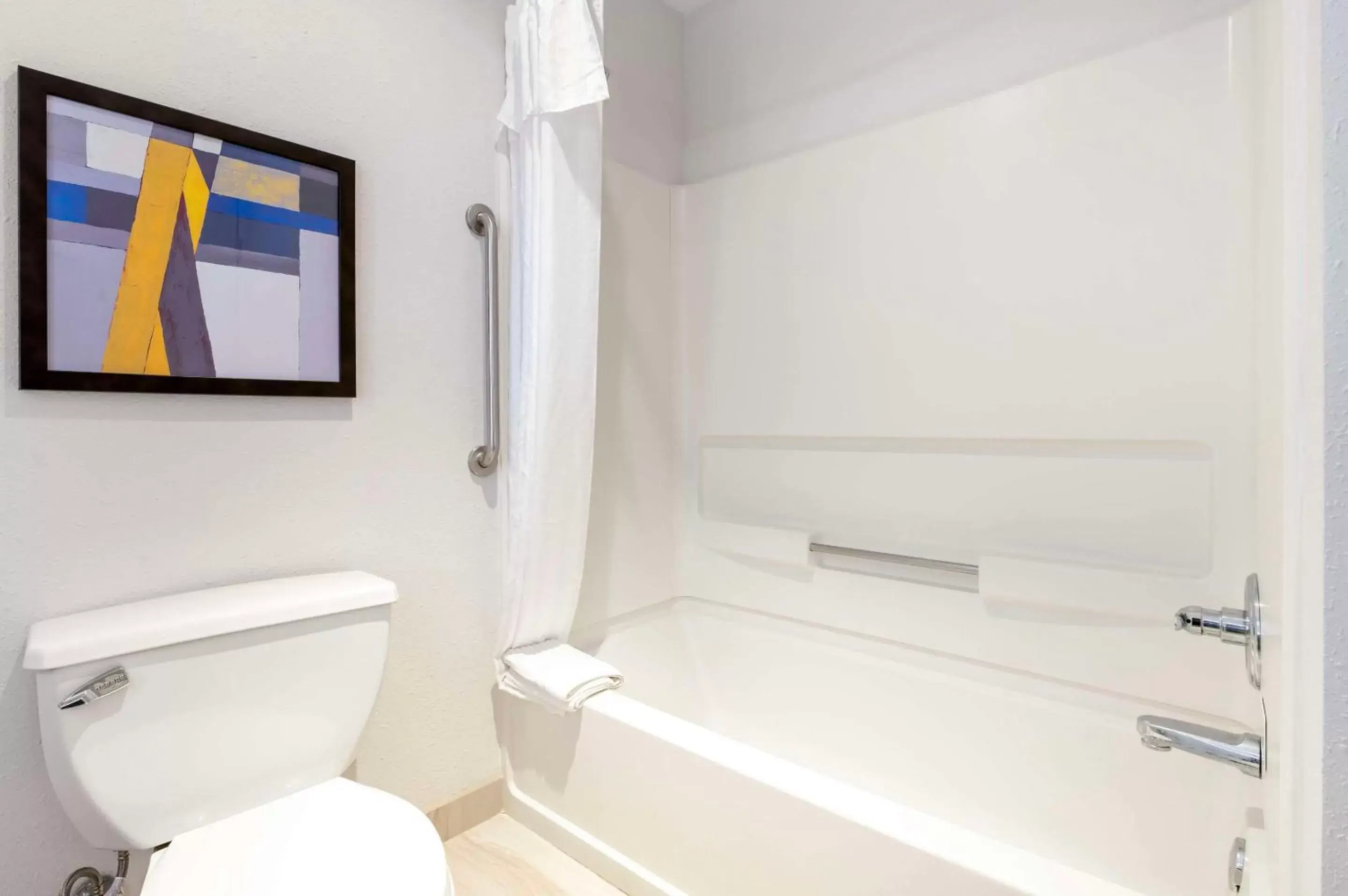 Bedroom, Bathroom in Comfort Inn Near Indiana Premium Outlets