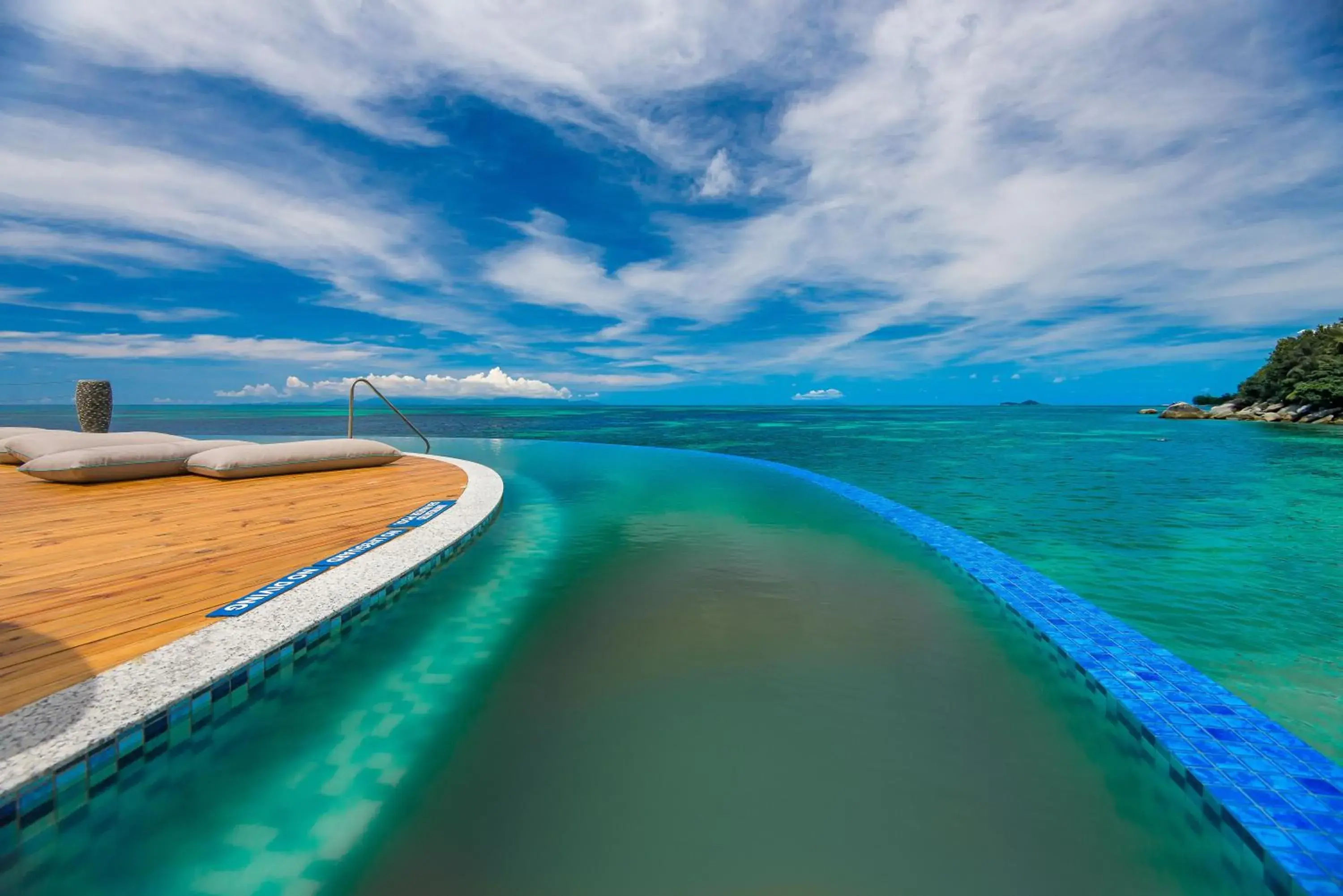 Sea view, Swimming Pool in Coco de Mer and Black Parrot Suites