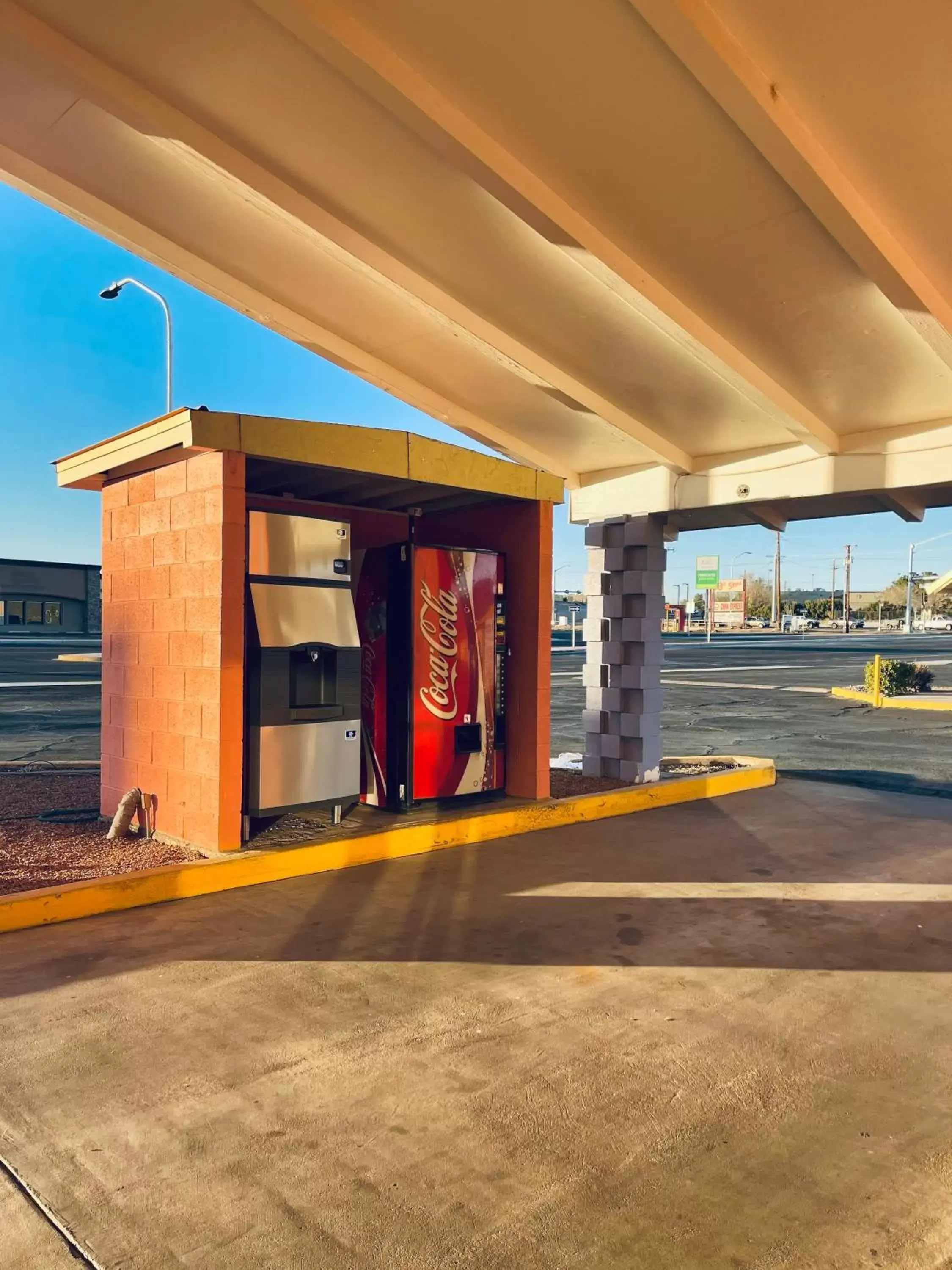 Facade/entrance in Century 21 Motel