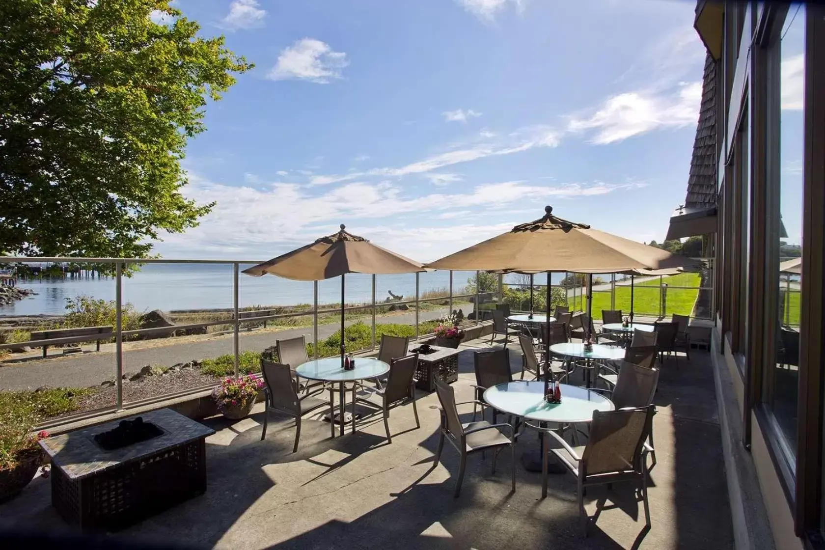 Patio, Restaurant/Places to Eat in Red Lion Hotel Port Angeles Harbor