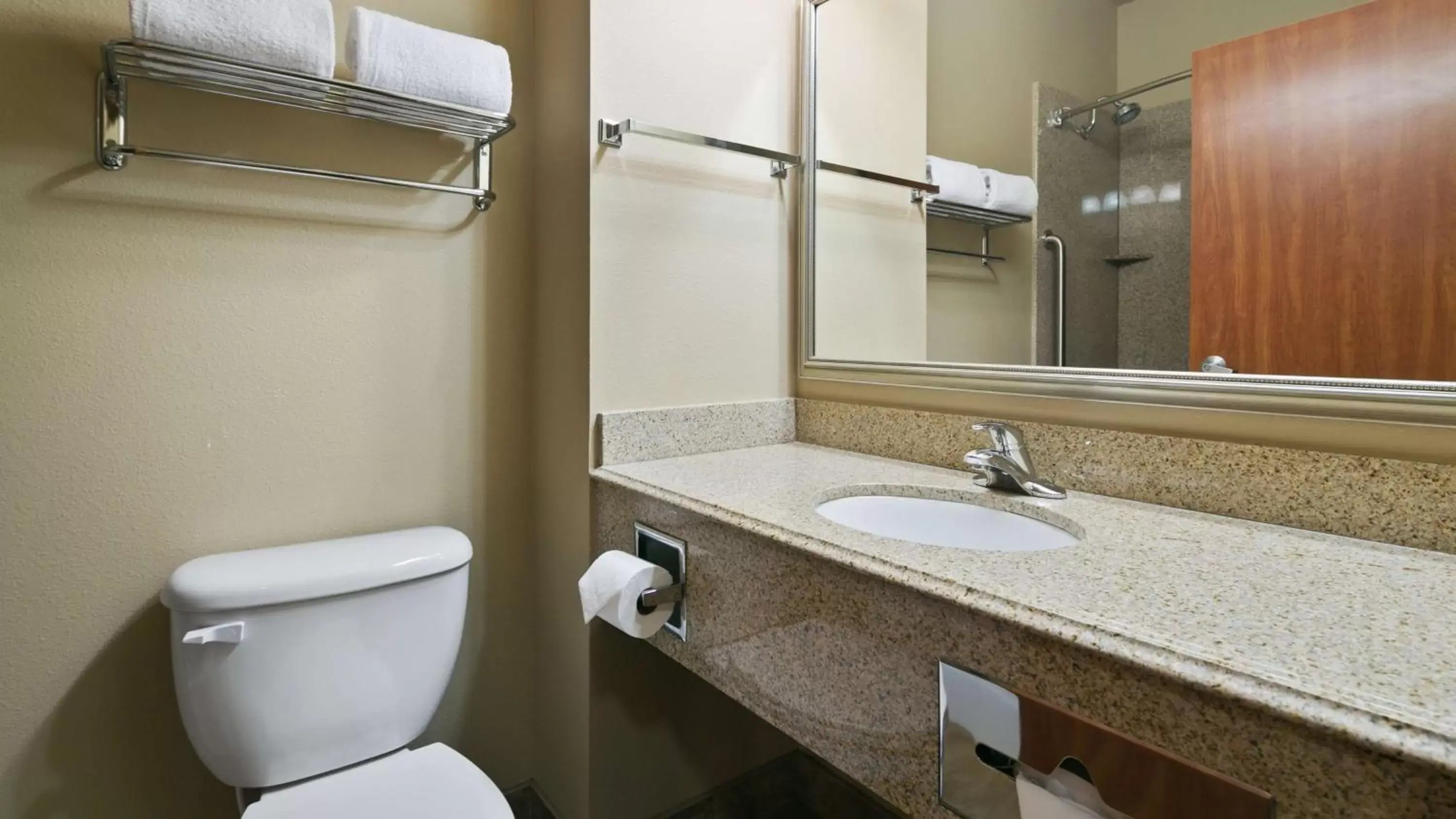 Bathroom in Best Western Plus Port of Camas-Washougal Convention Center