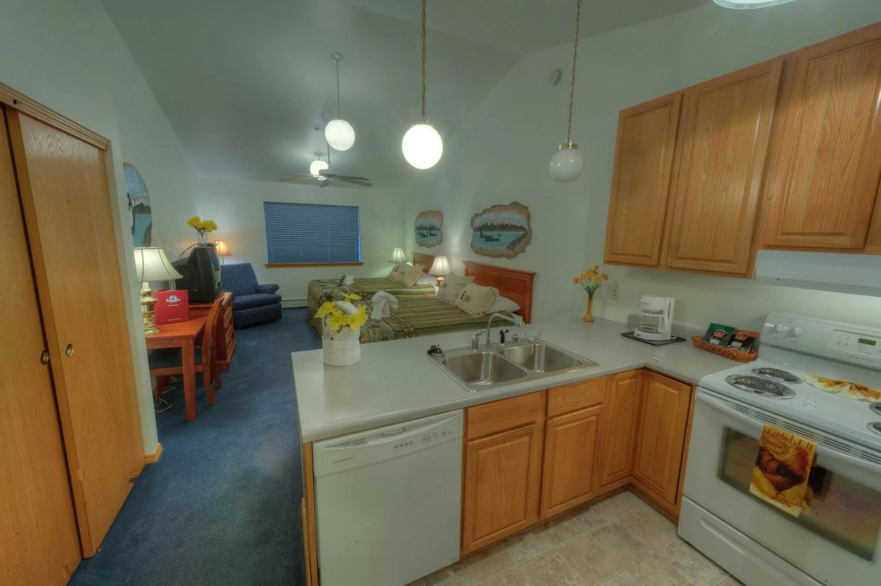Kitchen or kitchenette, Kitchen/Kitchenette in Frontier Suites Hotel in Juneau