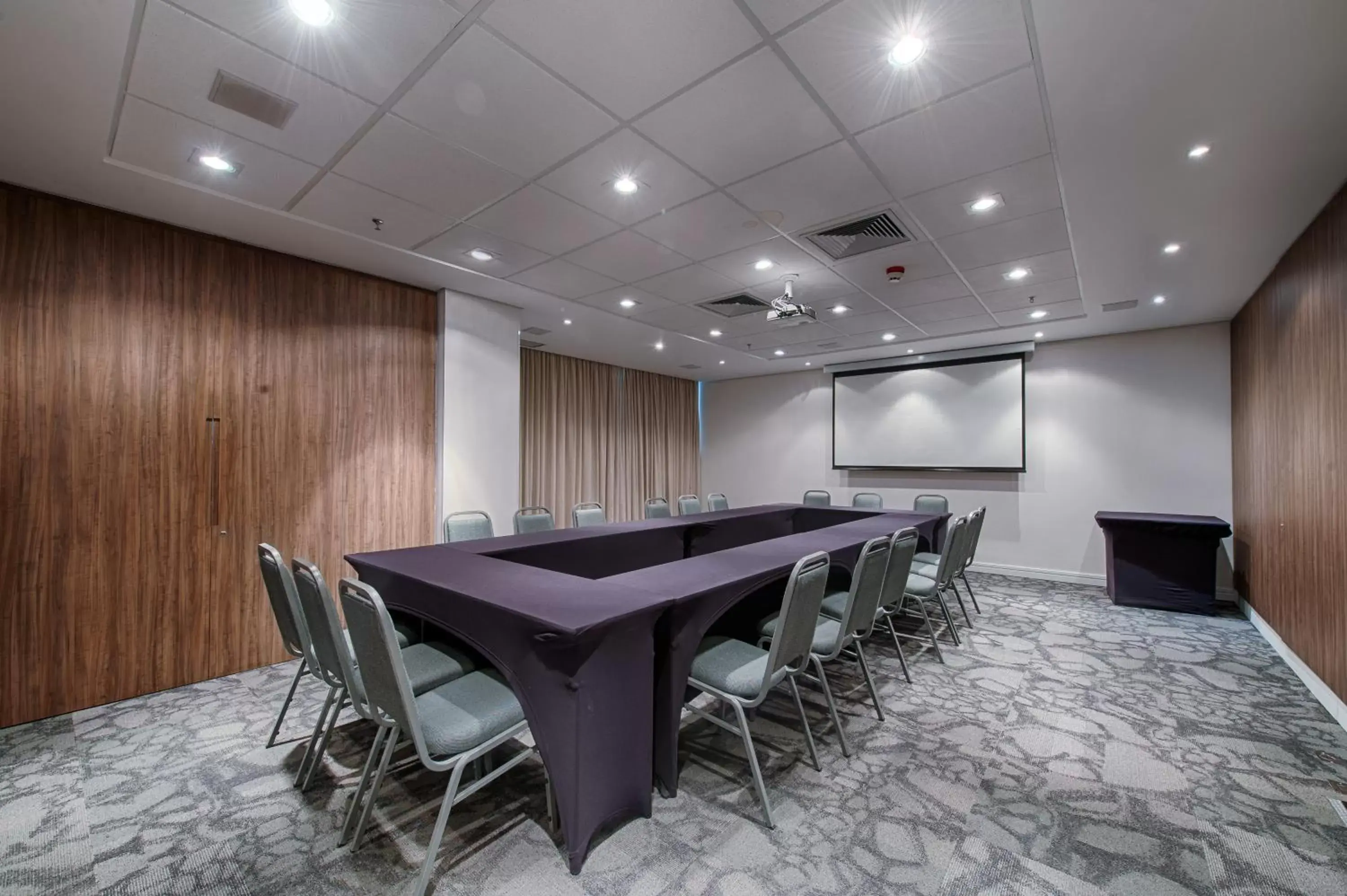 Meeting/conference room in Holiday Inn Belo Horizonte Savassi, an IHG Hotel