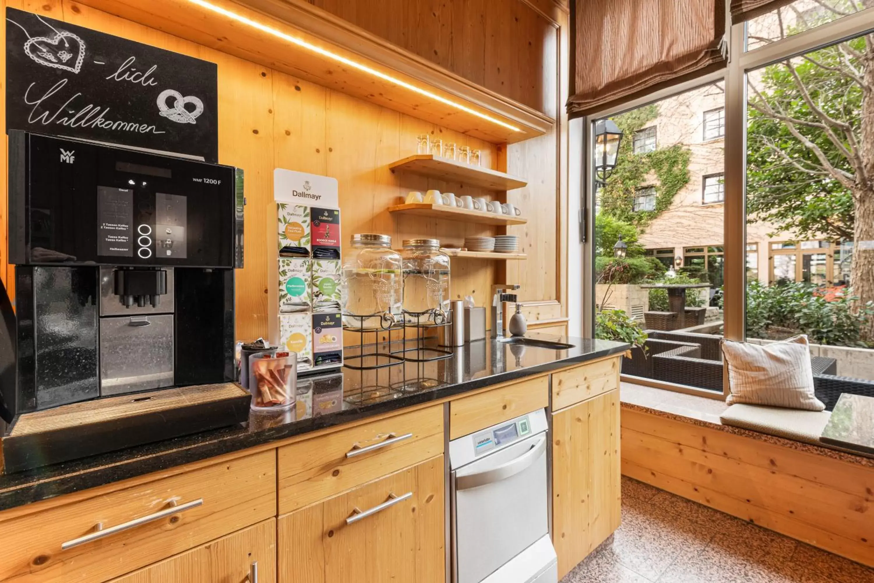 Coffee/tea facilities in King's Hotel Center Superior