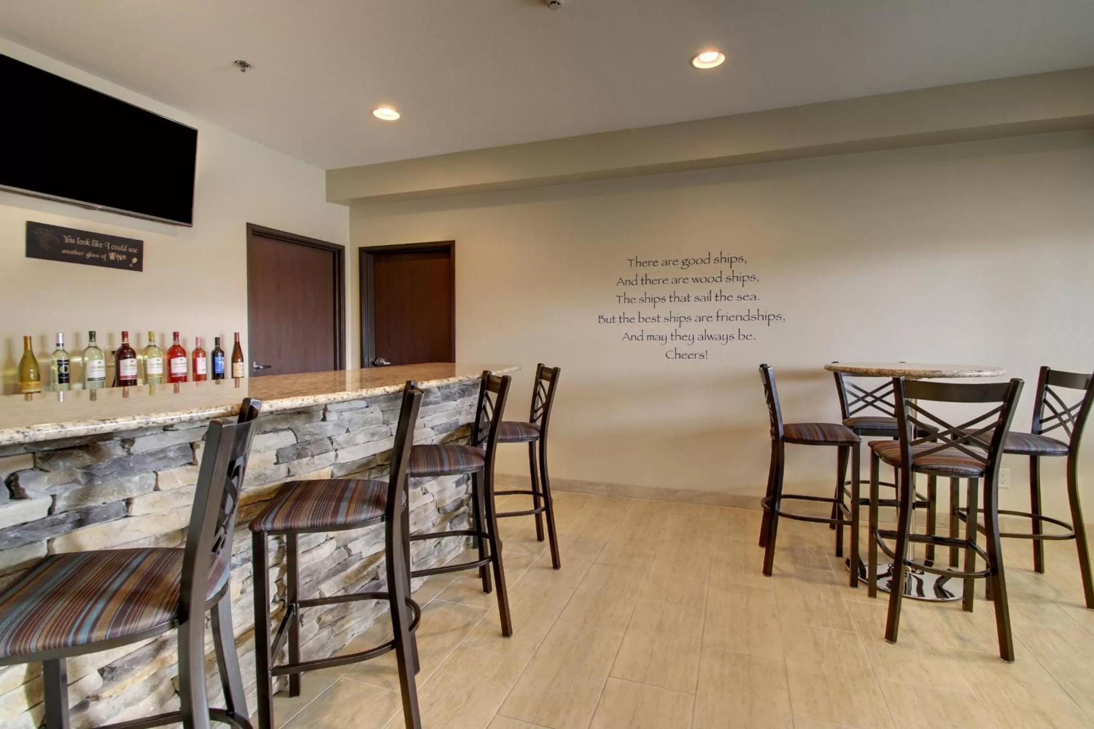 Lounge or bar in Cobblestone Inn & Suites - Fort Dodge