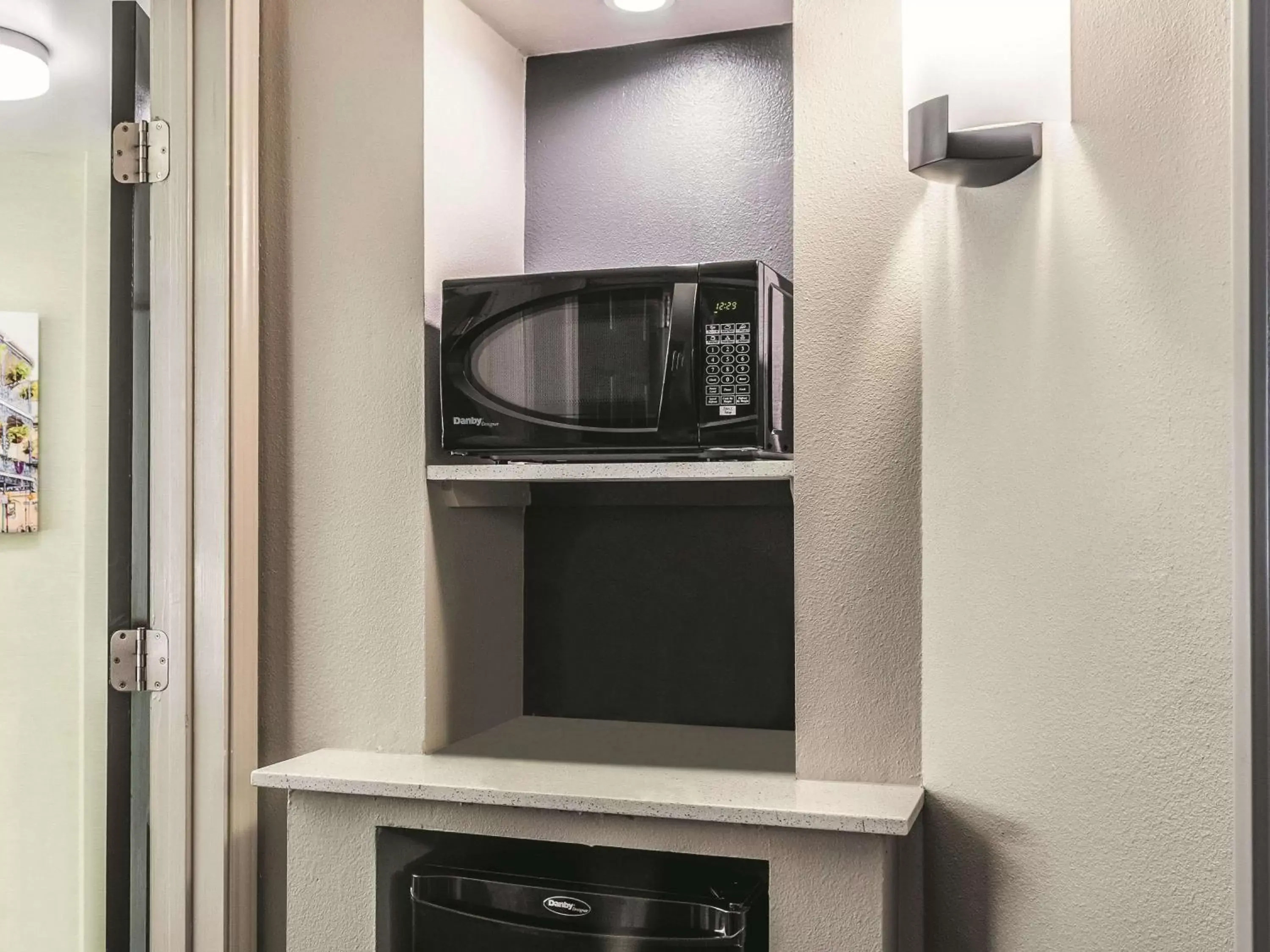 Photo of the whole room, Kitchen/Kitchenette in La Quinta by Wyndham New Orleans Downtown