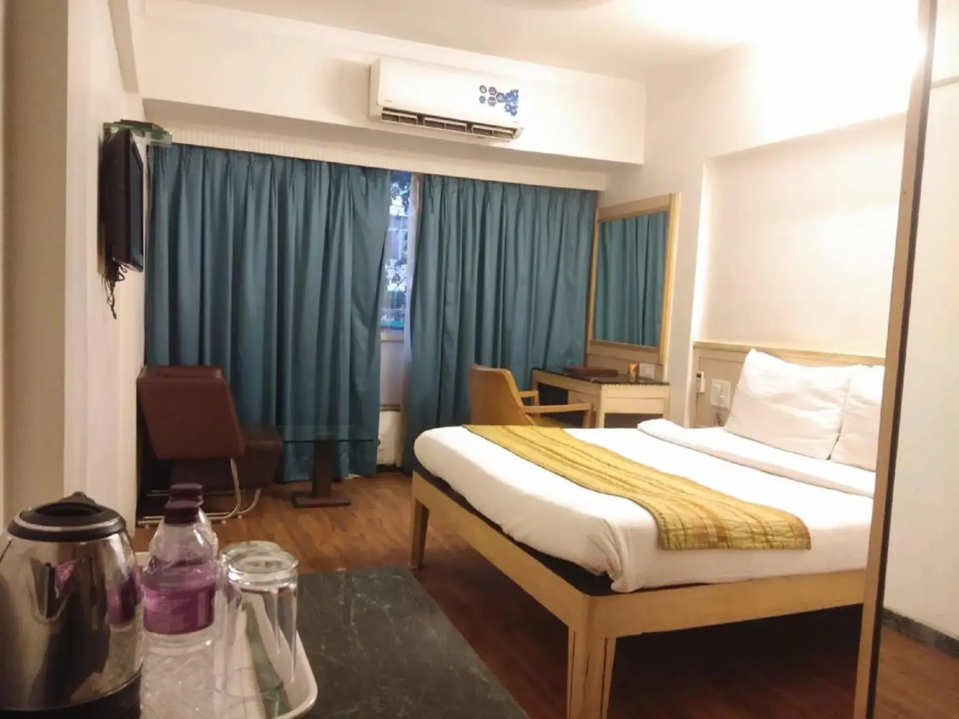 Bedroom, Bed in Yogi Metropolitan Bedroom, Bed in Yogi Metropolitan