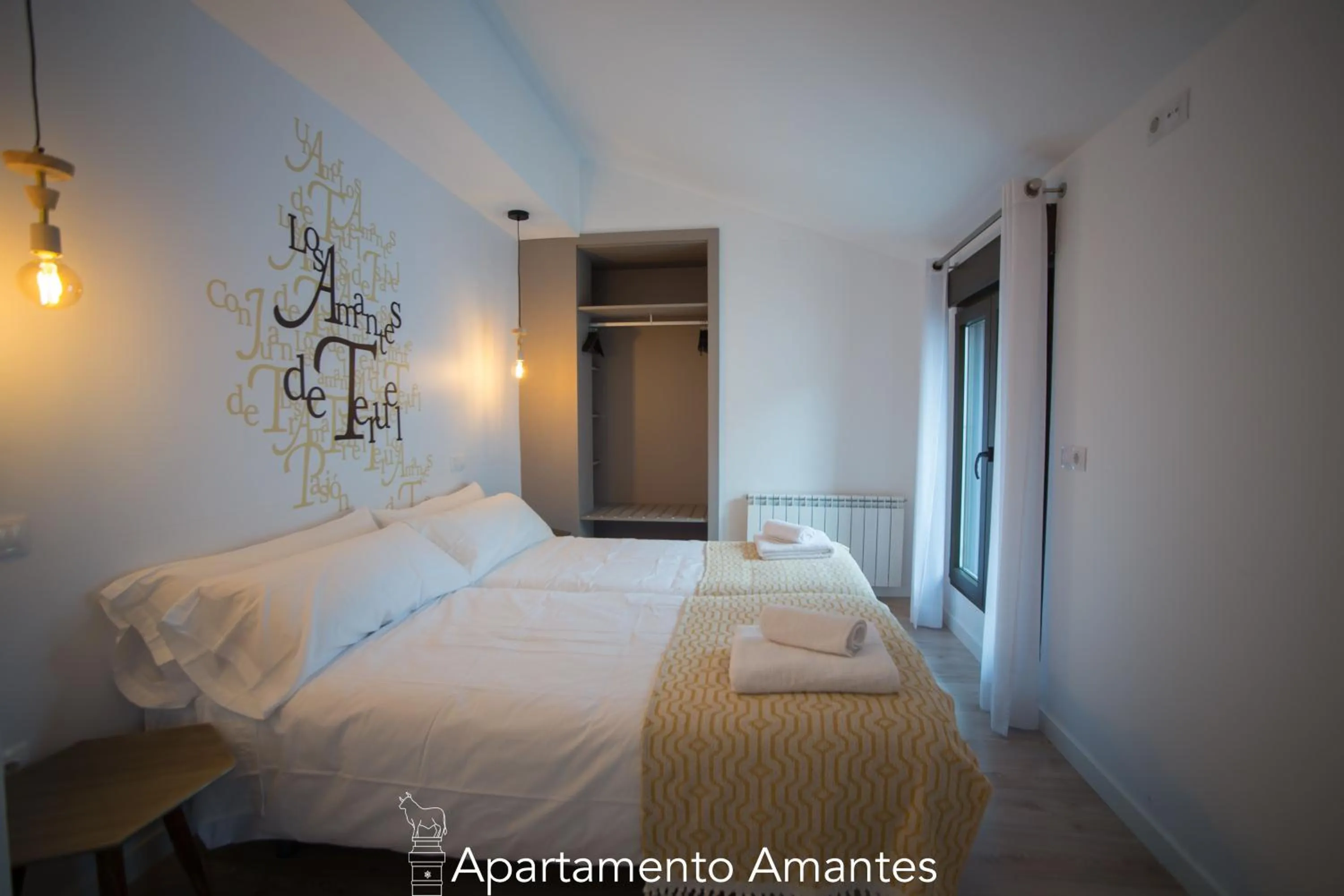 Bedroom, Bed in Apartamentos Plaza del Torico Teruel