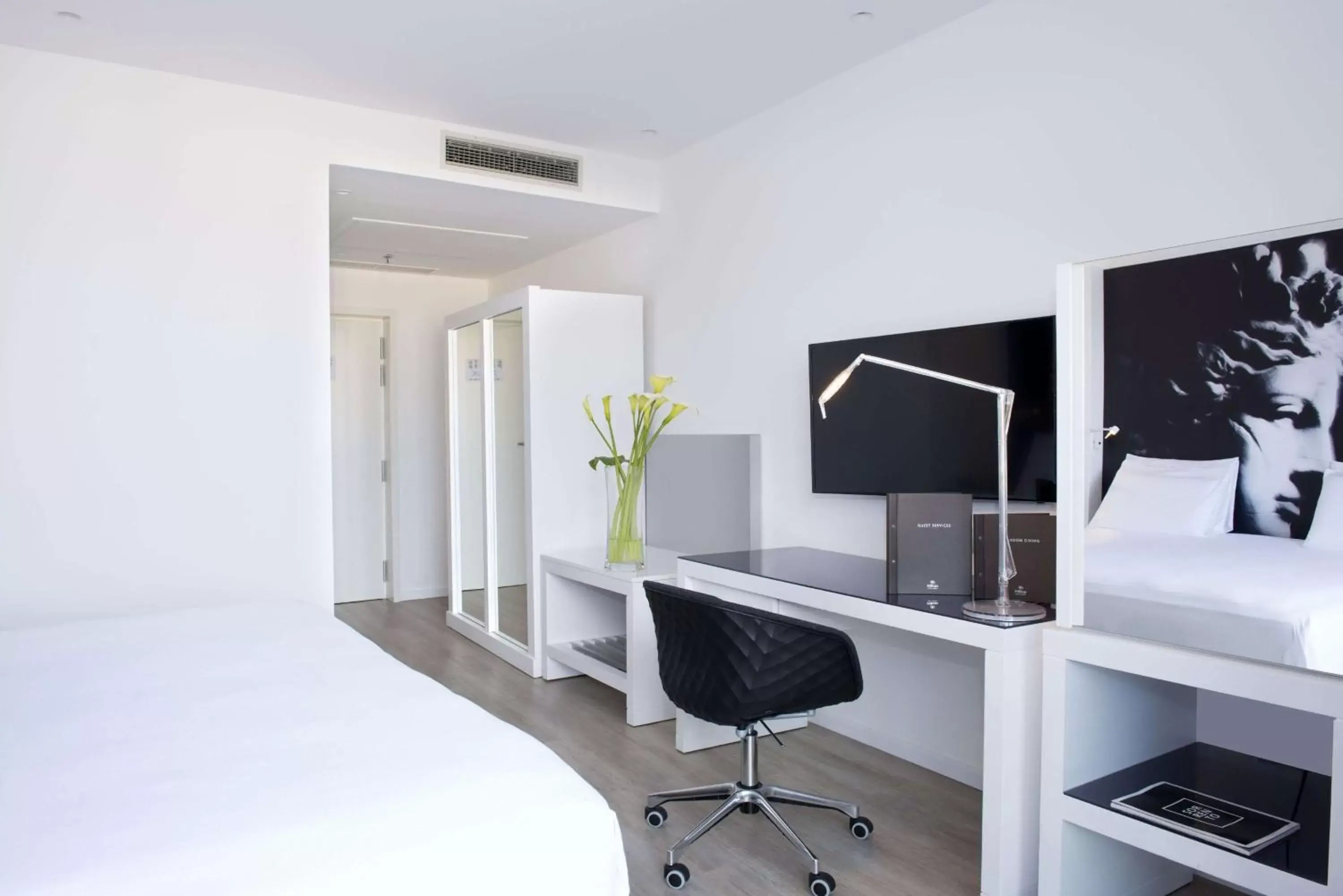 Bedroom, TV/Entertainment Center in Hilton Sorrento Palace