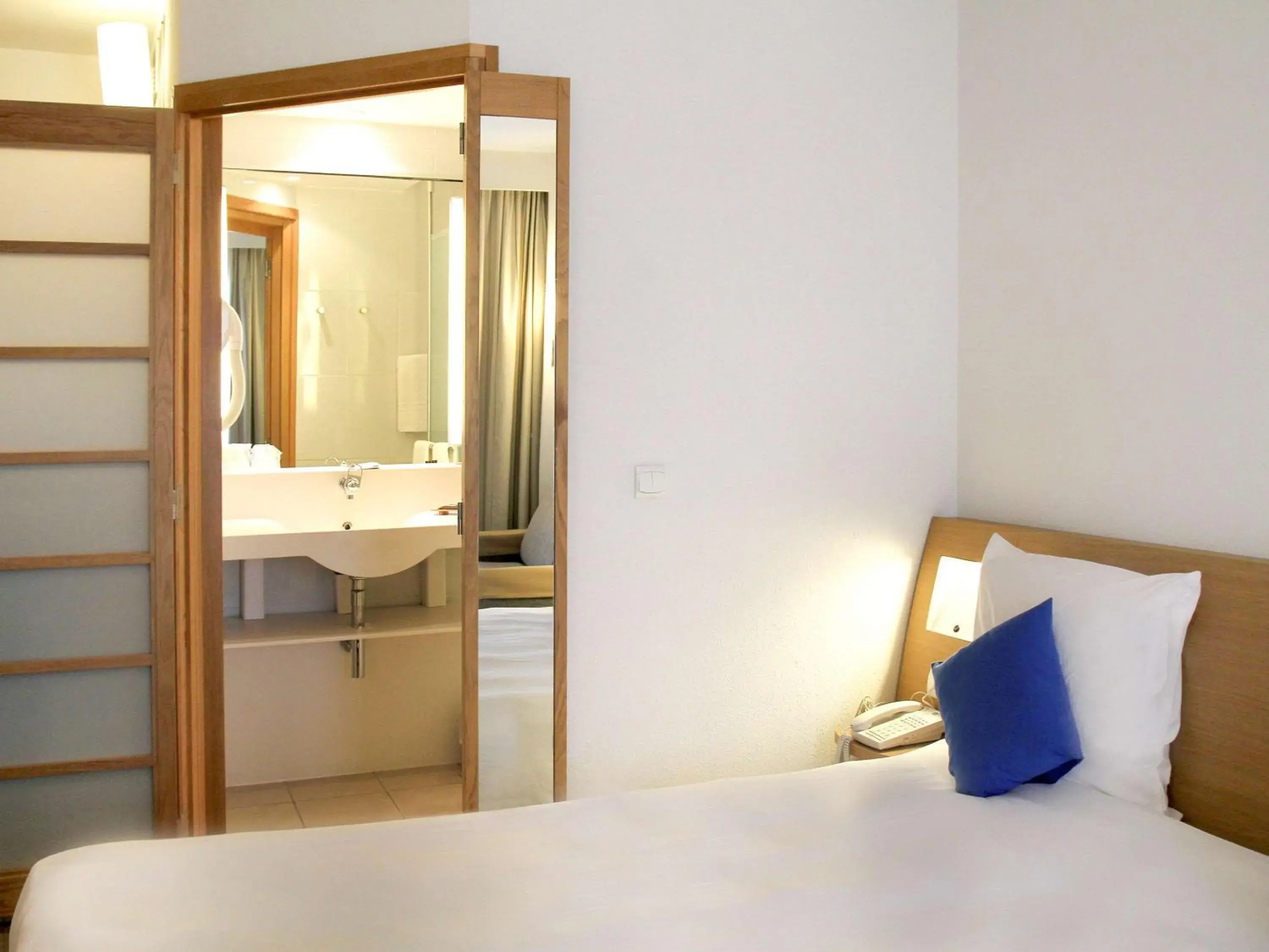 Photo of the whole room, Bed in Novotel Constantine