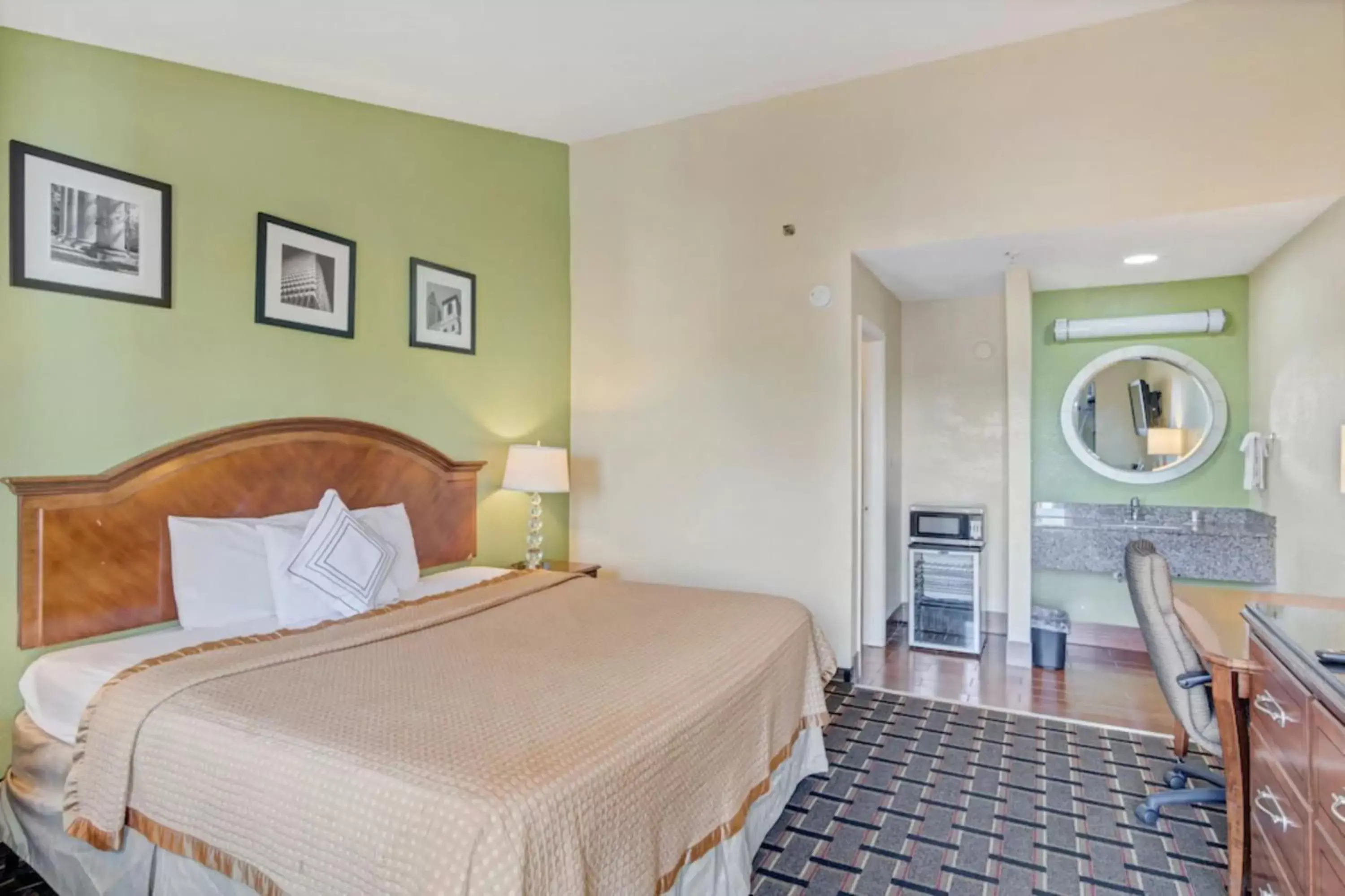 Bed in Savannah Garden Hotel Bed in Savannah Garden Hotel