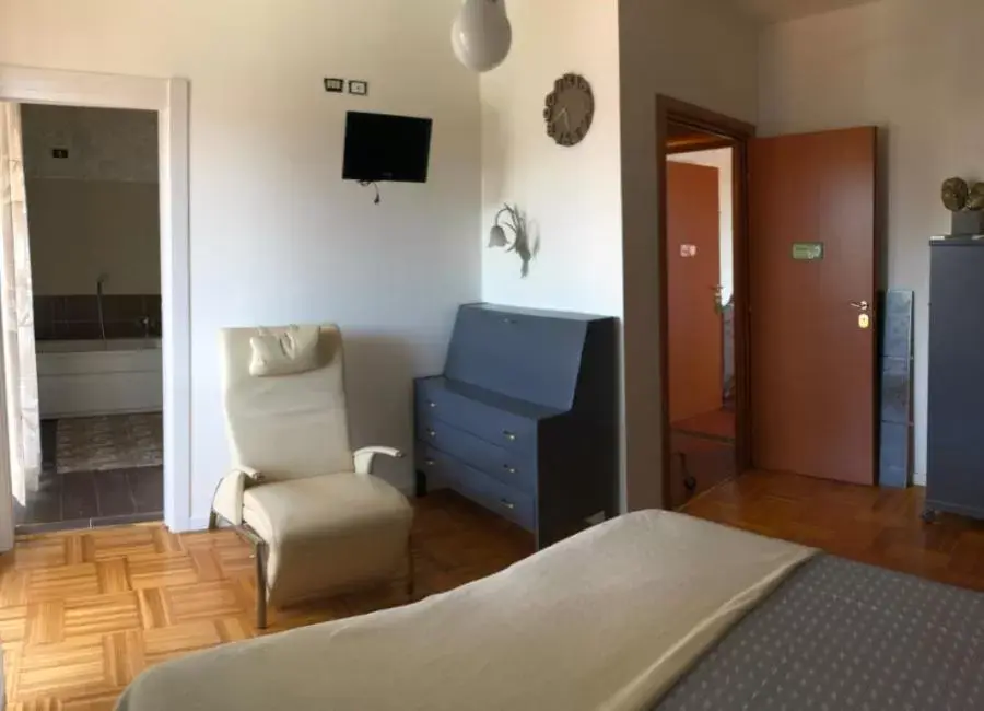 Bed, TV/Entertainment Center in B&B Via Roma