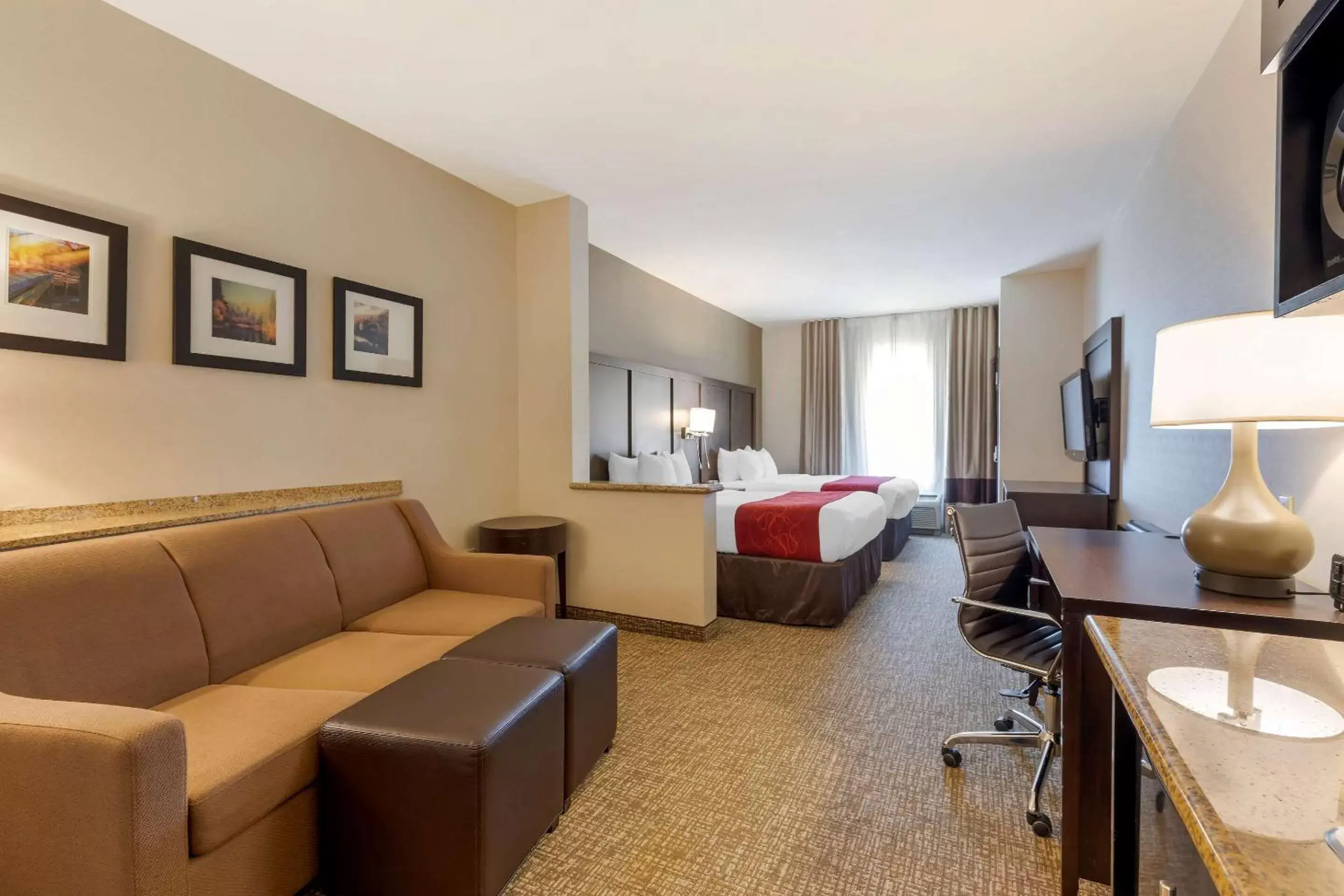 Bedroom, Seating Area in Comfort Suites Ontario Airport Convention Center