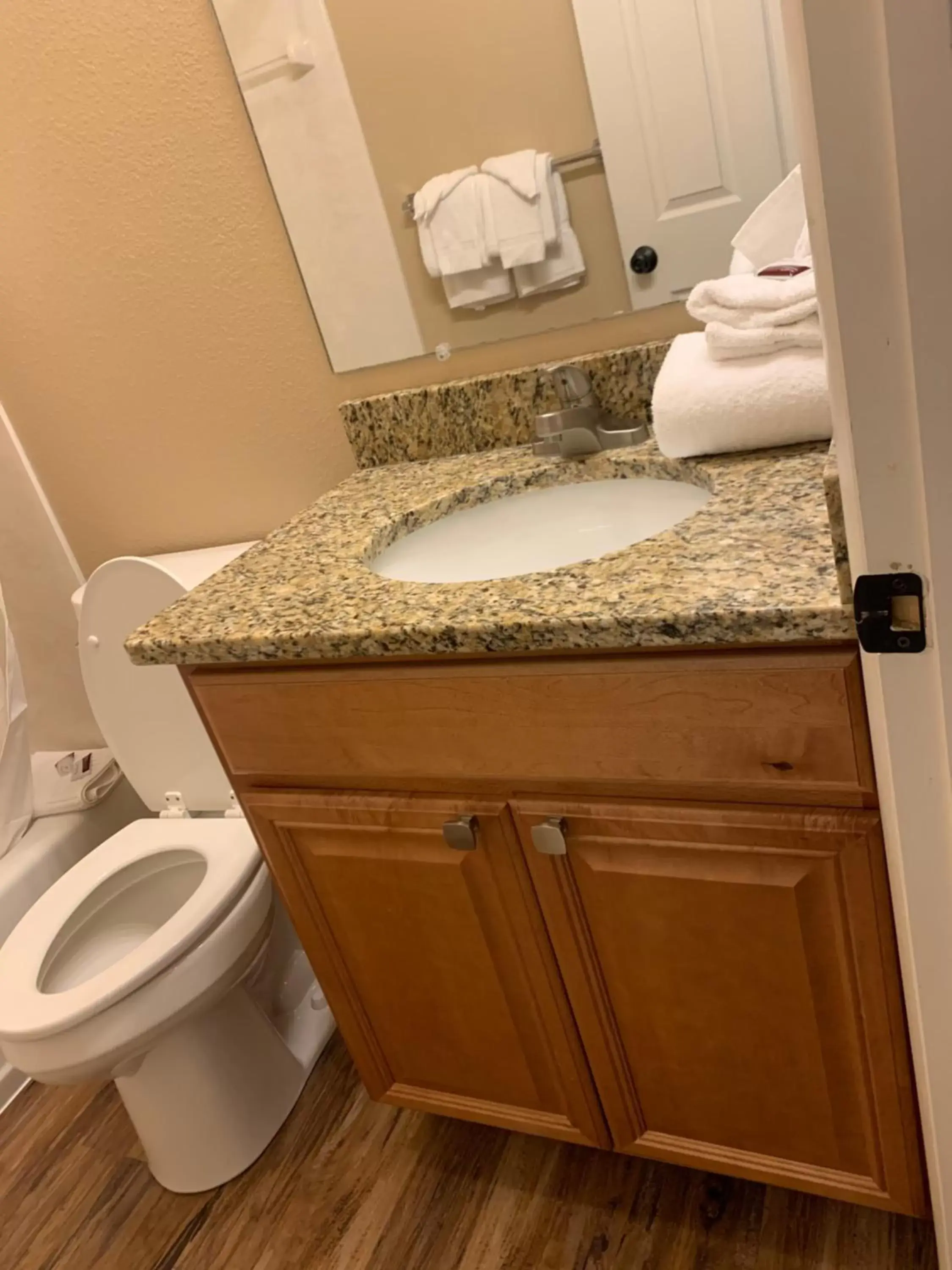 Bathroom in Carr's Northside Hotel and Cottages