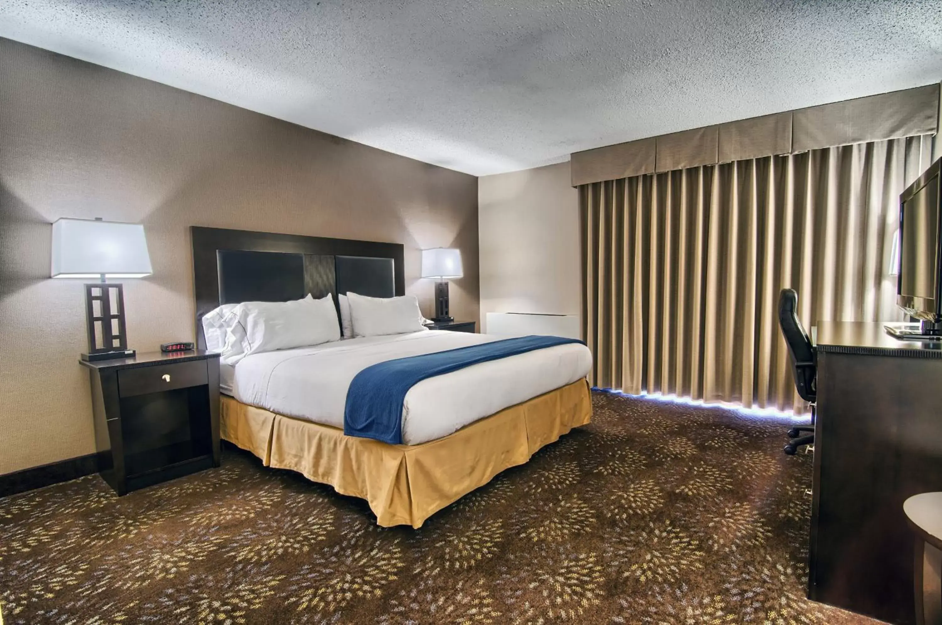 Photo of the whole room, Bed in Holiday Inn Express Detroit-Birmingham, an IHG Hotel