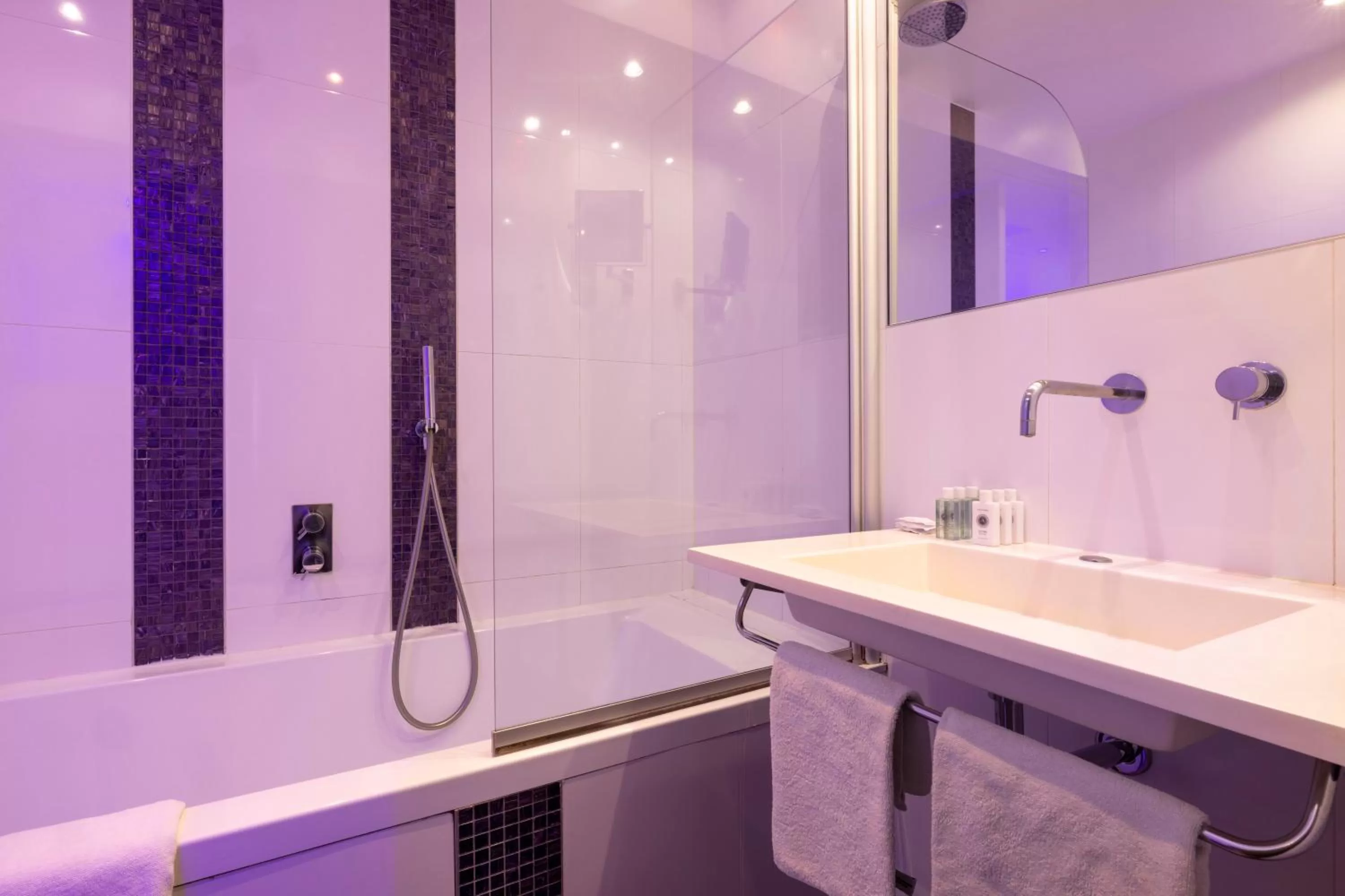 Bathroom in ATN Hôtel