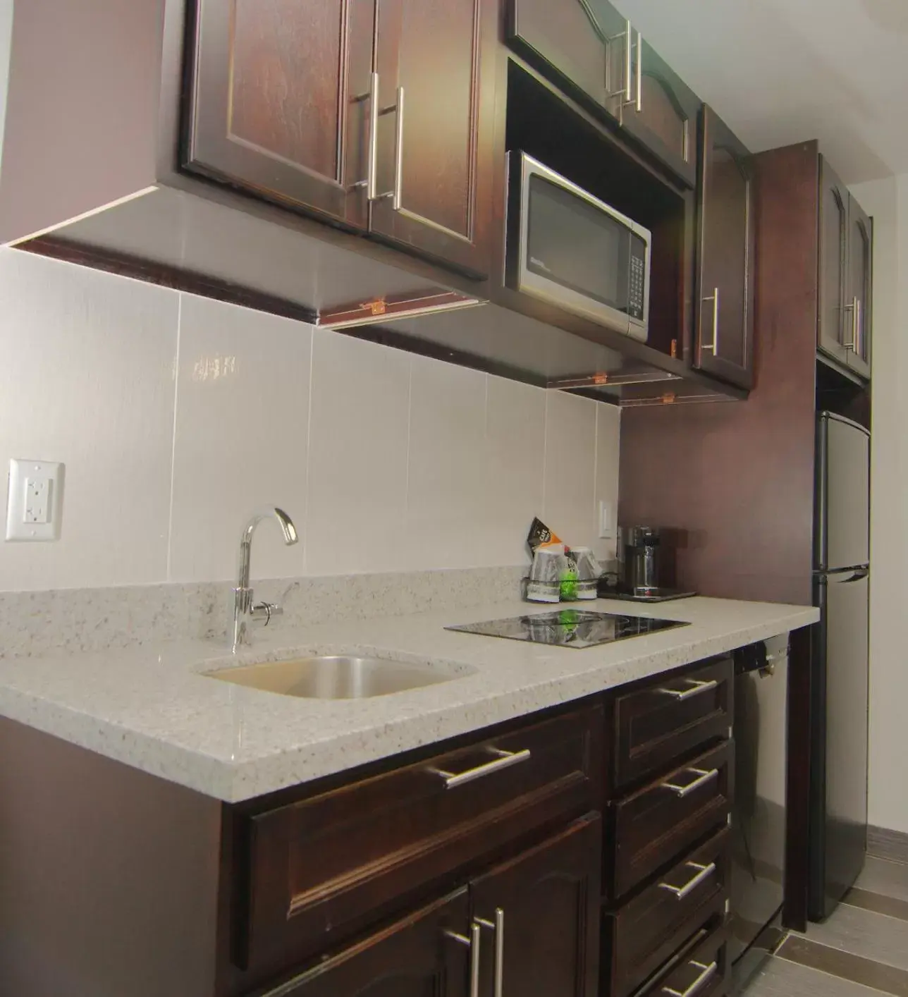 Kitchen or kitchenette, Kitchen/Kitchenette in Paradise Inn and Suites Redwater