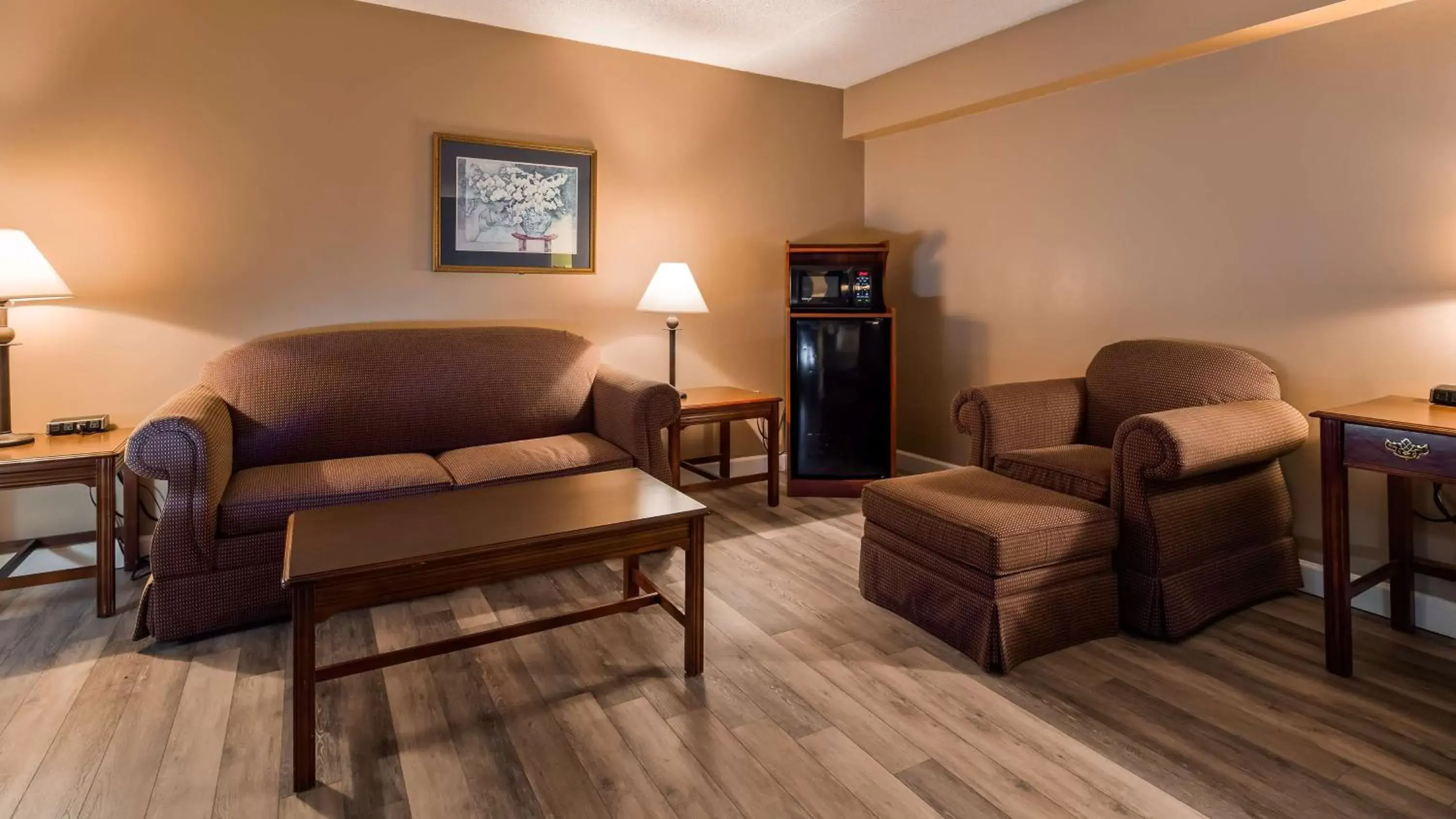 Photo of the whole room, Seating Area in Best Western Potomac Mills