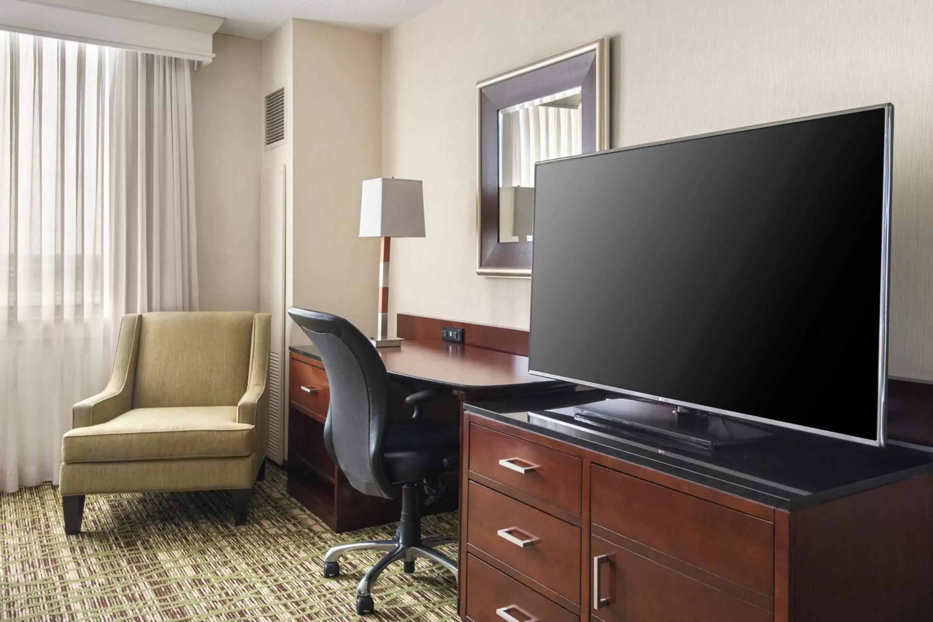 Photo of the whole room, TV/Entertainment Center in Philadelphia Airport Marriott