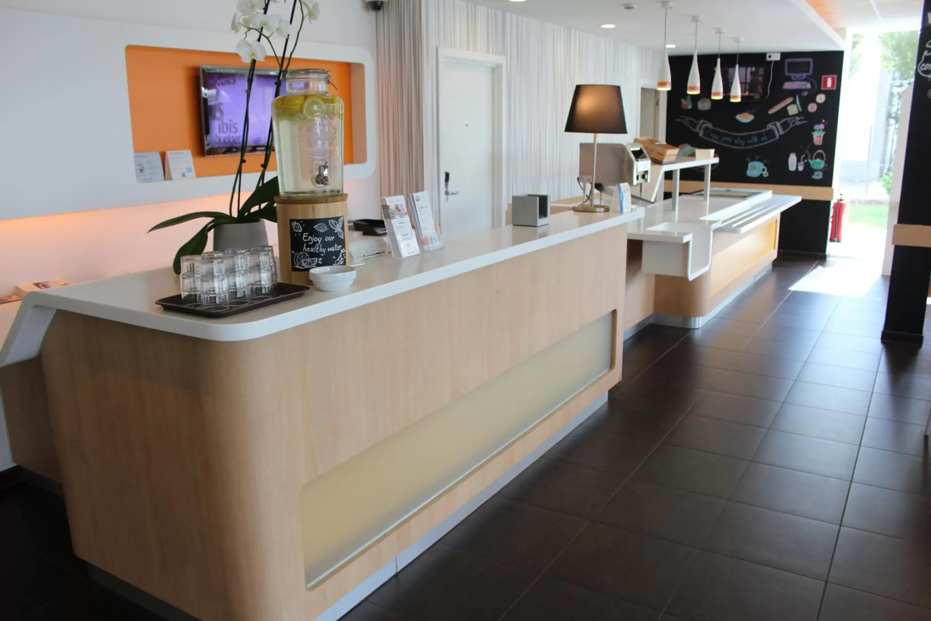 Lobby or reception, Kitchen/Kitchenette in ibis budget Antwerpen Port