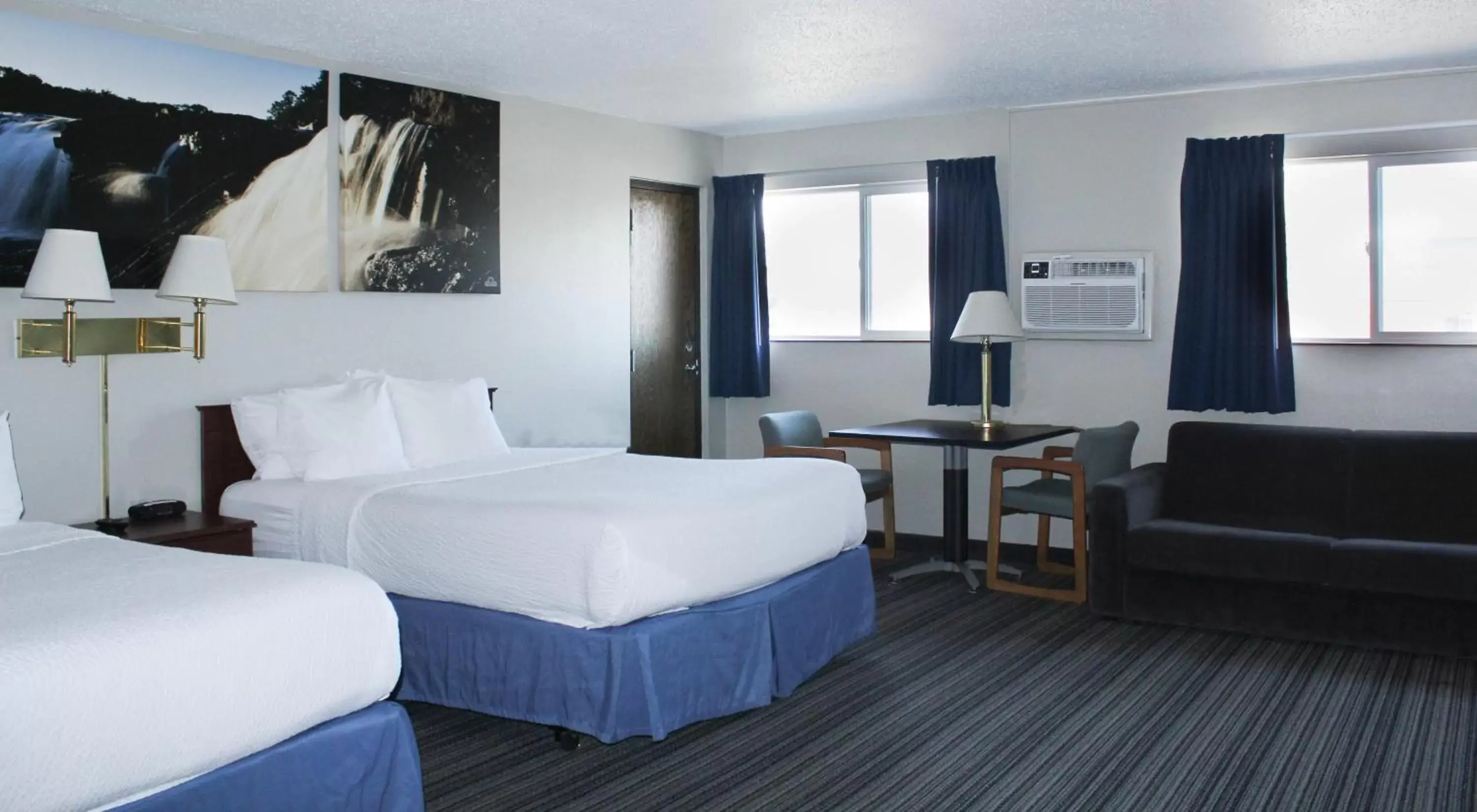 Bedroom in Days Inn by Wyndham Sioux Falls