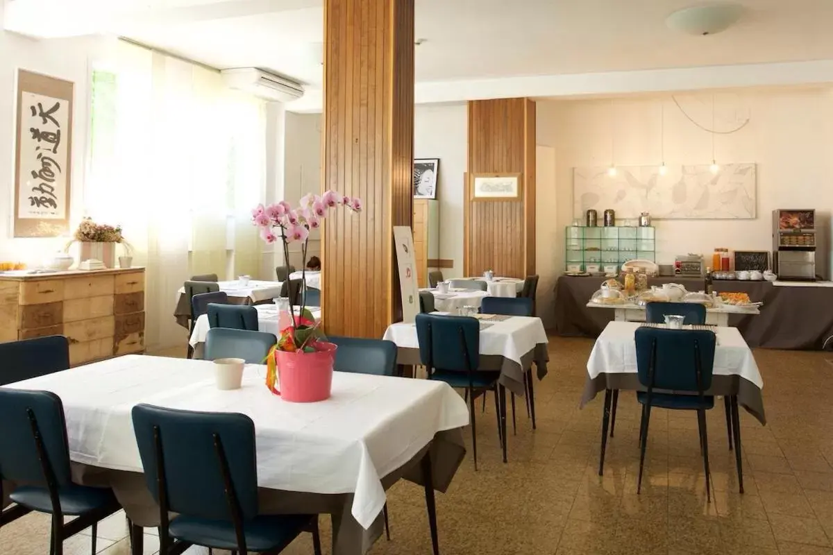 Restaurant/Places to Eat in Hotel Spring