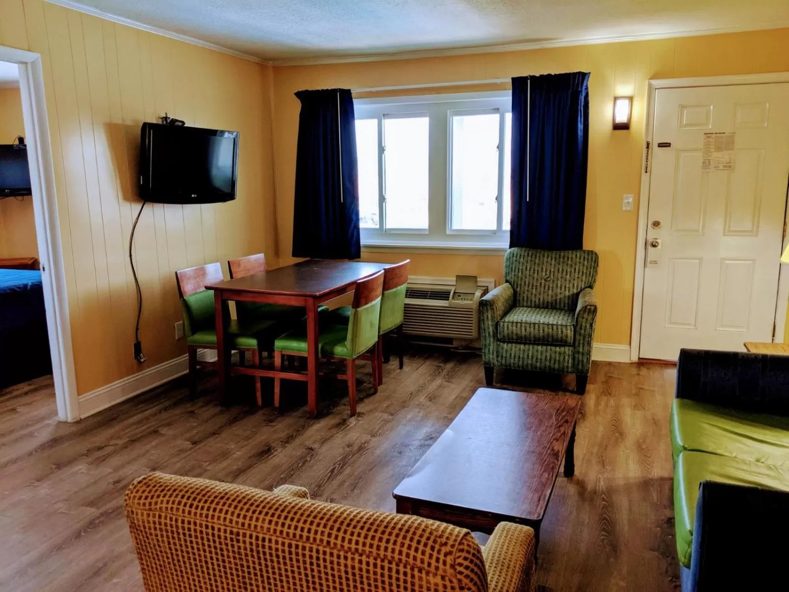 Living room in Colonial Inn