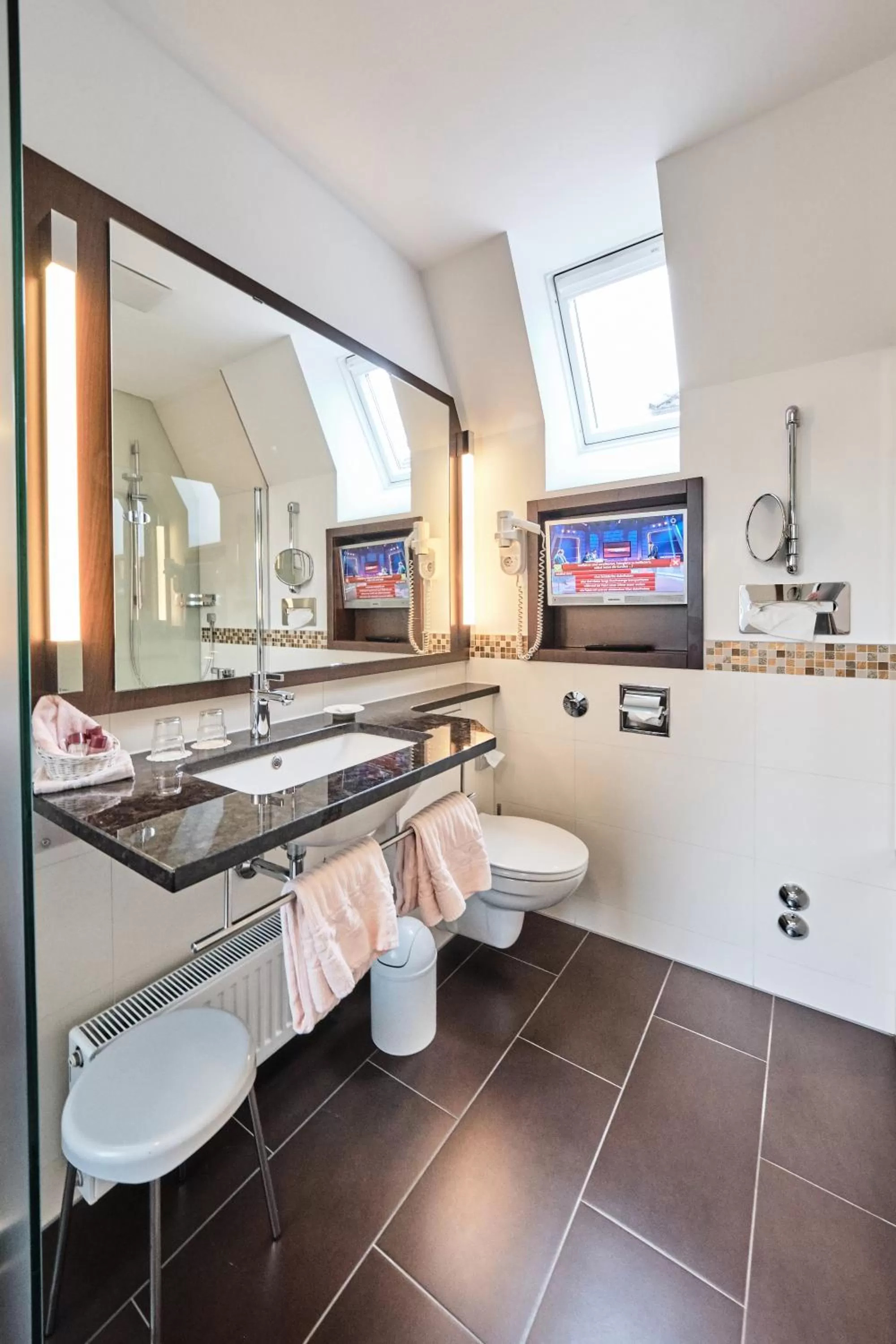 Toilet in Hotel Haus Berlin