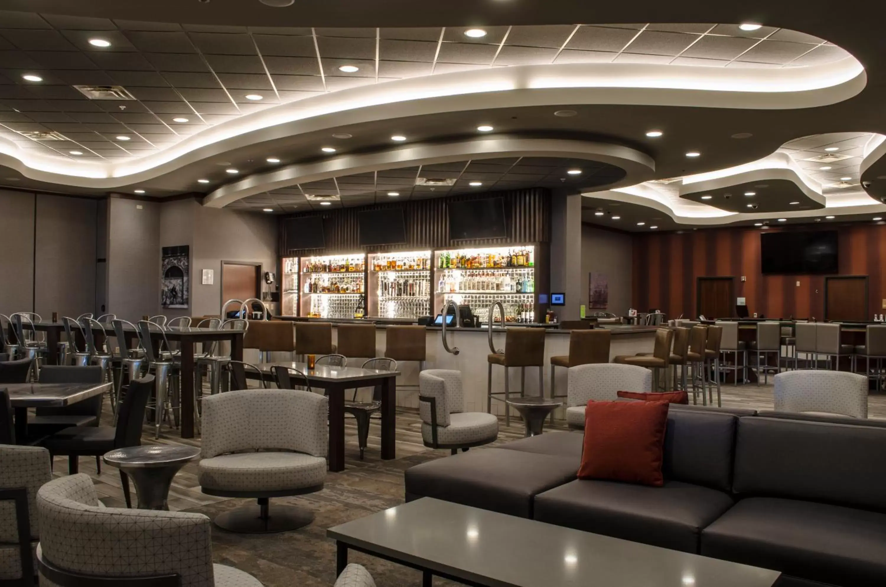 Lounge or bar, Lounge/Bar in Holiday Inn Fargo, an IHG Hotel