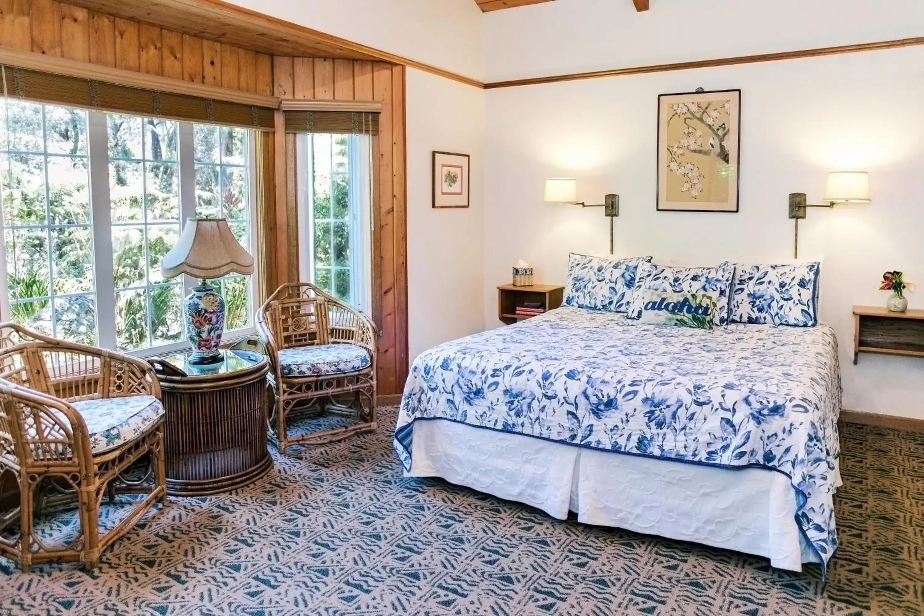 Bed in Kilauea Lodge and Restaurant