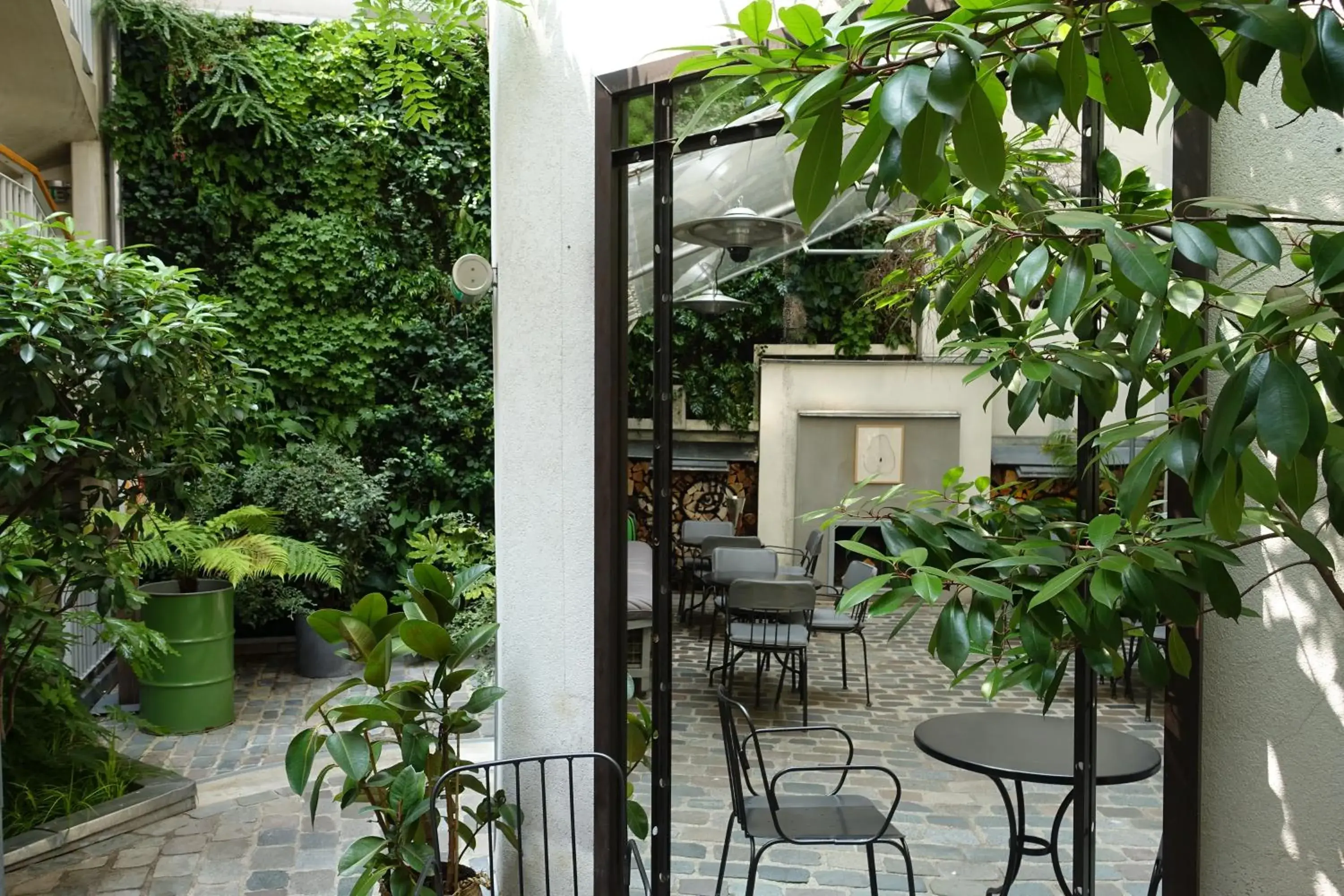 Inner courtyard view in Hôtel Jules & Jim