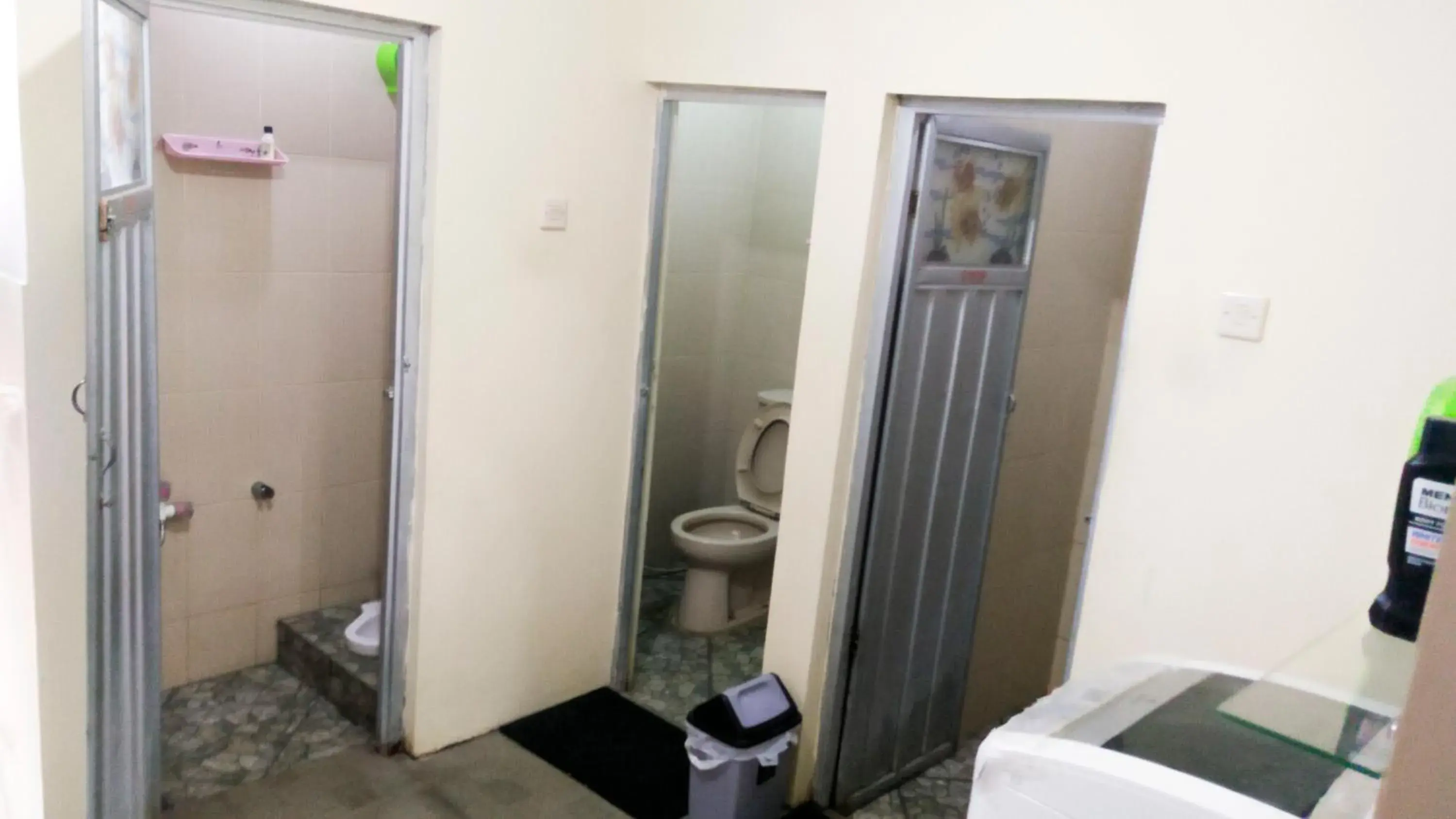 Property building, Bathroom in Ngampilan Backpacker Hostel