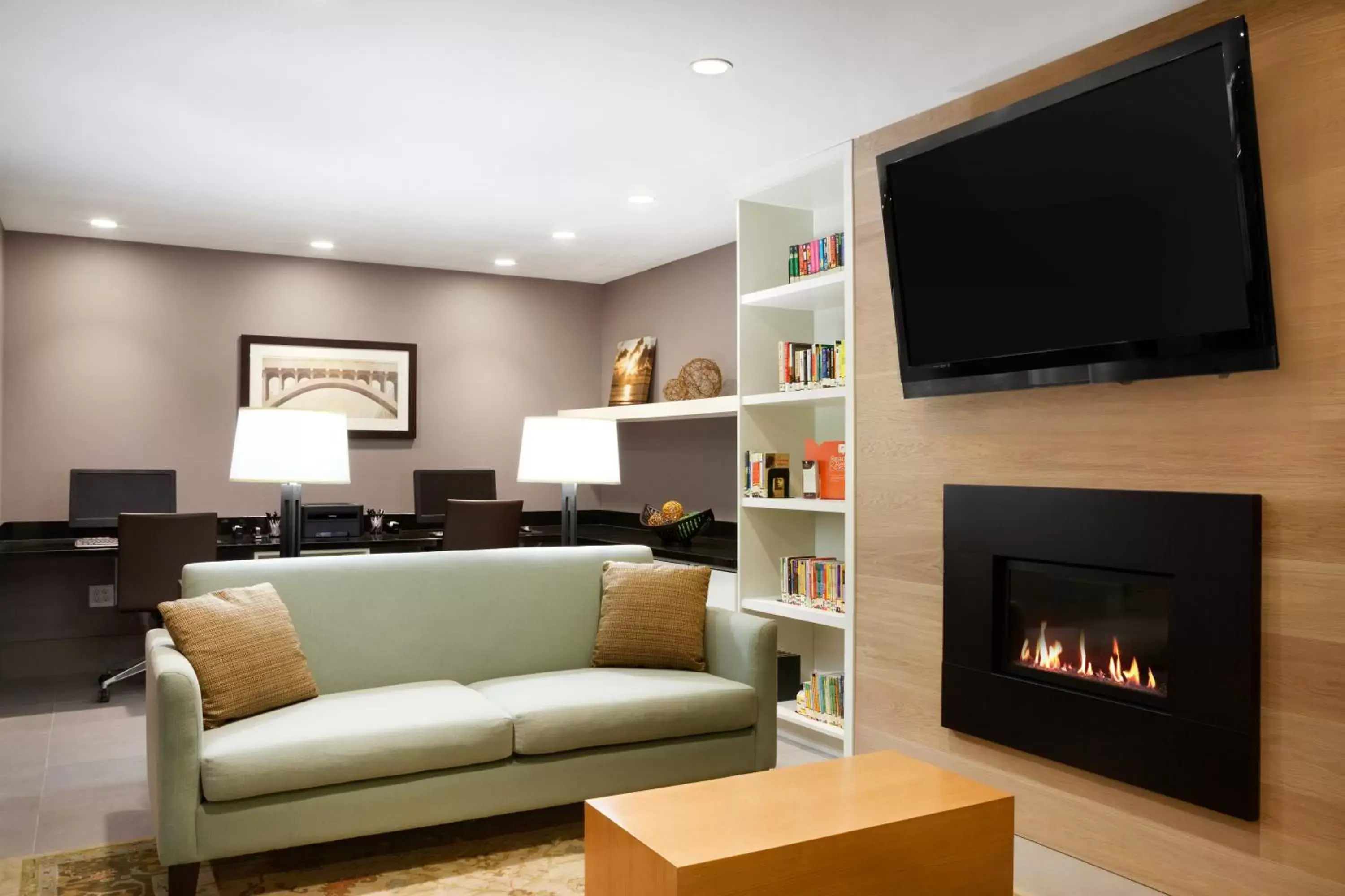 Business facilities, TV/Entertainment Center in Country Inn & Suites by Radisson, Roseville, MN