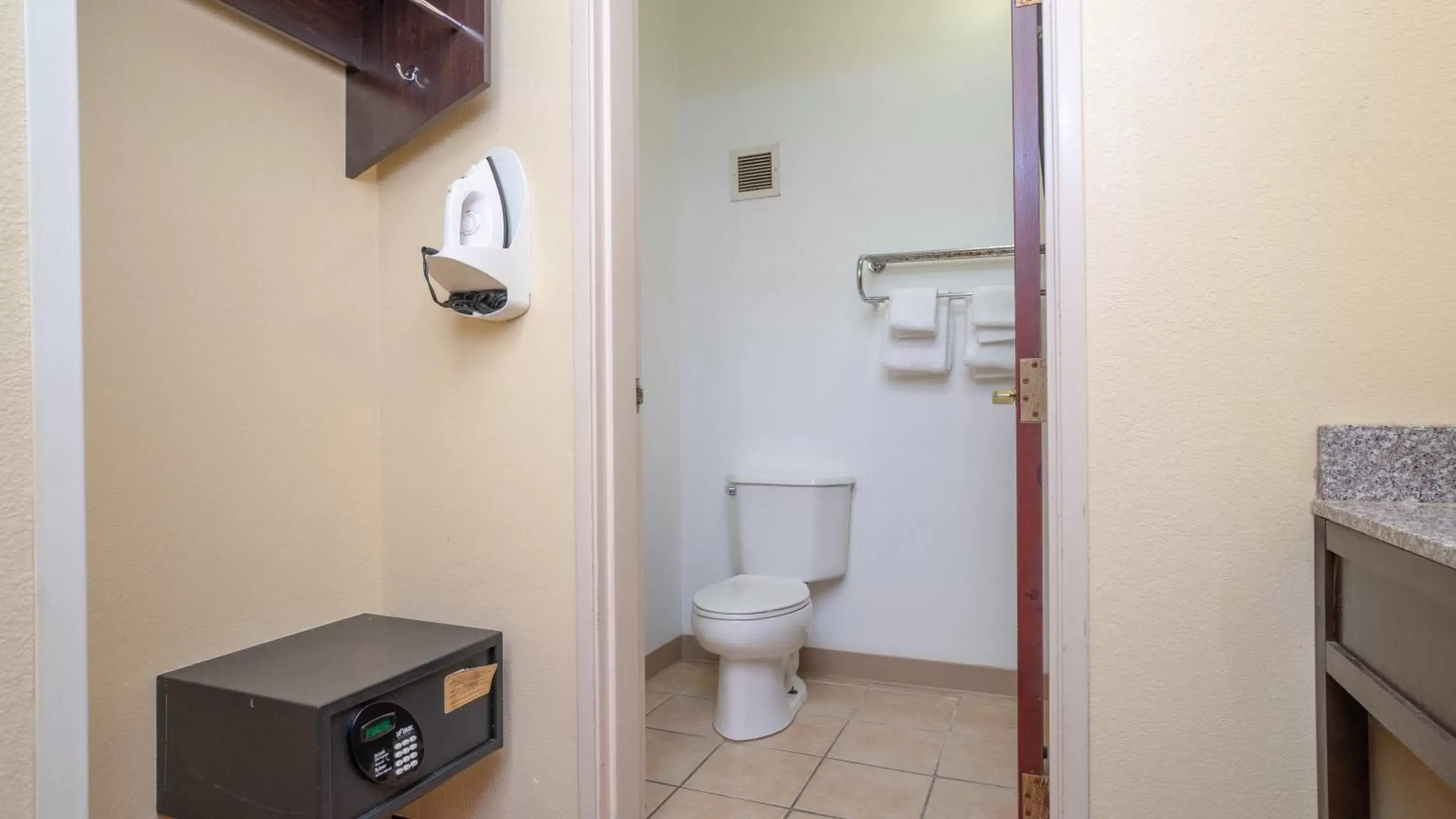 Bathroom in Red Roof Inn & Suites Indianapolis Airport