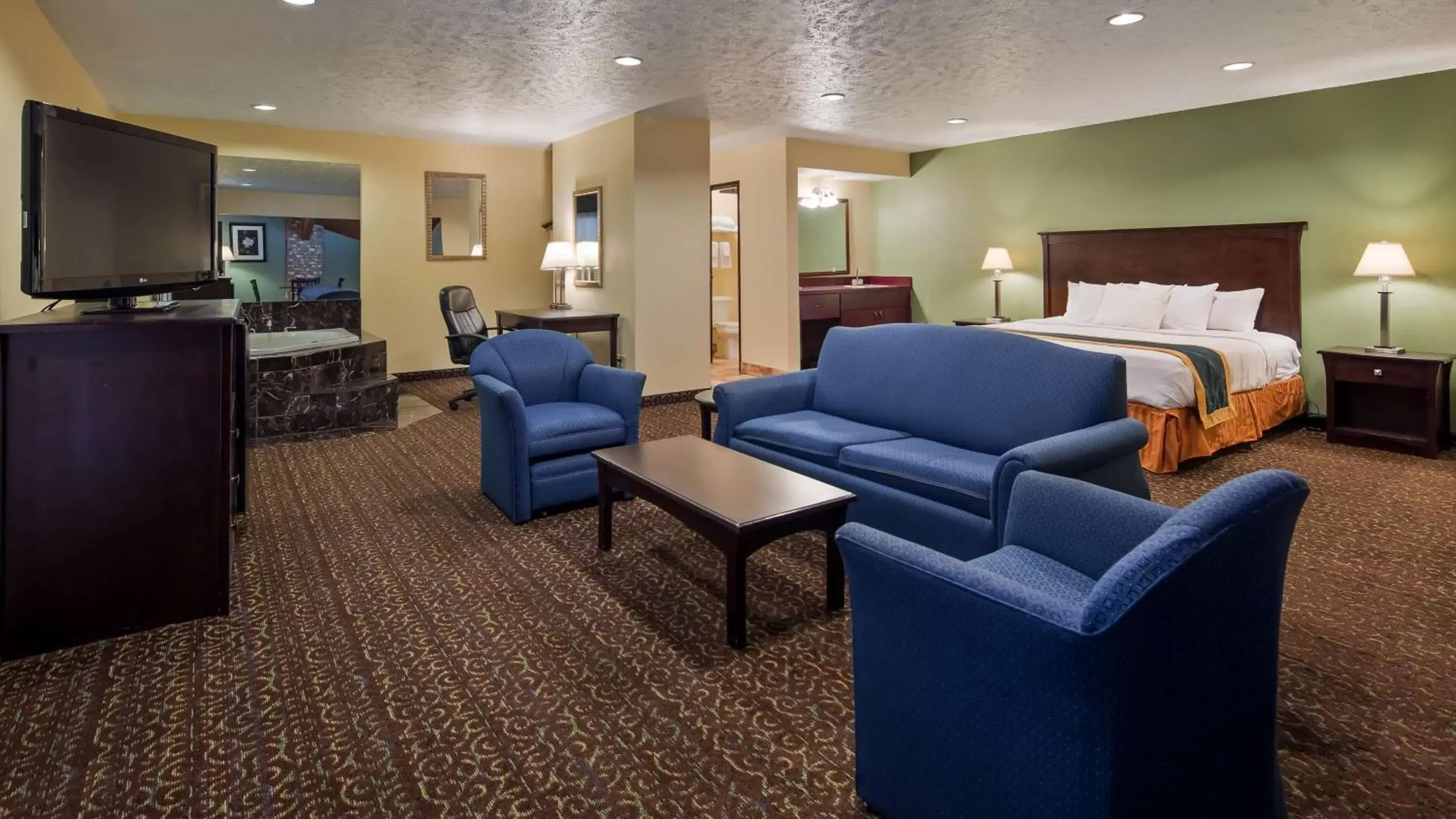 Photo of the whole room, Seating Area in Best Western Richland Inn Mansfield